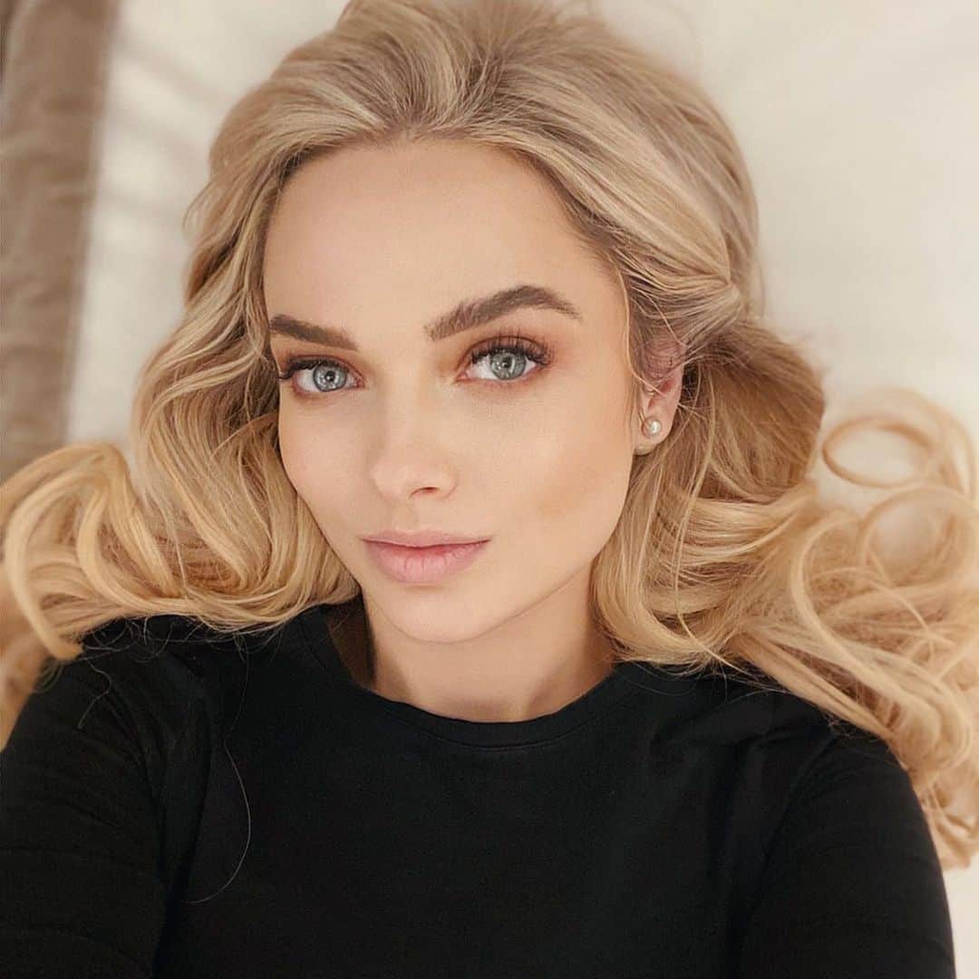 エム・フォードのインスタグラム：「Just wanted to take a moment to say thank you for all the love and support on my ‘show me a picture...’ stories last night! Over 100,000 of you joined me on a lil rollercoaster adventure of pics 💗 I’m so thankful for you all, and so happy that you can finally see how happy I am too. I should probably keep up sharing more of my life huh? 🤭」