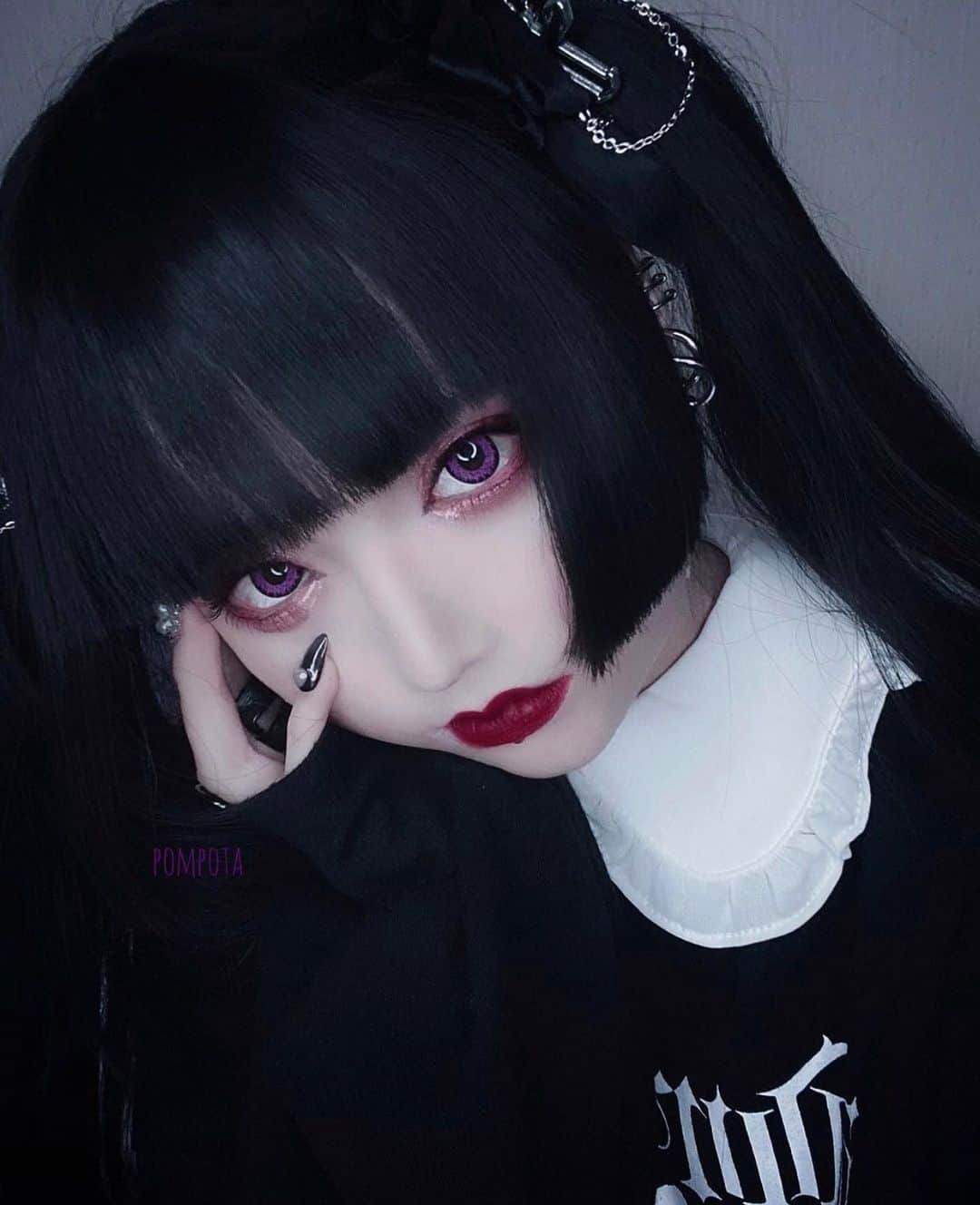 美宝女のインスタグラム：「♡美宝女紹介♡ ぽむぽた　さん🖤 👁‍🗨【@pom_pota 】  TIKTOKなどコスプレ活動を中心に 最近関ジャニ∞クロニクルFで地雷メイクとして紹介されたお方🖤♟❣️ ・ ・ ぽむぽた　【@pom_pota 】さんのアカウントには他にも素敵な投稿が沢山ありますので是非覗いてみて下さい❣️💄 ・ ・ 掲載ご希望な方は✔️ ▷@bi.ho.jo をタグ付け& #bihojo or #ビホジョ をお願い致します🙏💞 御質問はメッセージから承っております💌お気軽に御連絡下さい📭 ・ ・ 👁‍🗨男性メディアサイト👁‍🗨 【@fighissimo.jp】も是非ともご覧になってください！ ・ ・ #ビホジョ #美宝女 #bihojo #ファッション #インスタグラビア #ファッションコーデ #おしゃれさんと繋がりたい #お洒落さんと繋がりたい #コーディネート #ファッション好き #コーデ #今日のコーデ #ファッションスナップ #ファッションモデル #ファッション小物 #おしゃれ #ファッションアイテム #モデル #美女 #インフルエンサーマーケティング #ファッション好きな人と繋がりたい #ファインダー越しの私の世界 #可愛い子と繋がりたい#ファッション部 #イラスト #ファッション大好き #いいね返し #ファッションショー #インフルエンサー #可愛い」