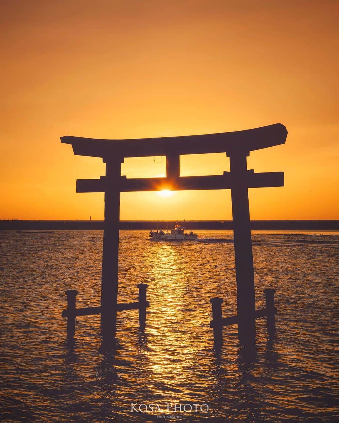 のインスタグラム：「Good Timing 夕日、船、位置、すべて良し！ . Location:和歌山 Wakayama / Japan🇯🇵 Date:2020年12月 . #水上鳥居 #和歌山 #元嶋神社 #ap_japan_member #japan_bestsunset #unlimitedsunset #igsunset #sunset_super_pics #Japan_Daytime_View #light_nikon #art_of_japan_ #tokyocameraclub #dpj_member #team_jp_ #IG_PHOS #photo_jpn #ptk_japan #pt_life_ #bestjapanpics #Lovers_Nippon #YourShotPhotographer #sorakataphoto  #LBJ_Legend #広がり同盟メンバー #nipponpic_member #special_spot_legend #s_shot #japan_of_insta #bestphoto_japan #Rox_Captures」