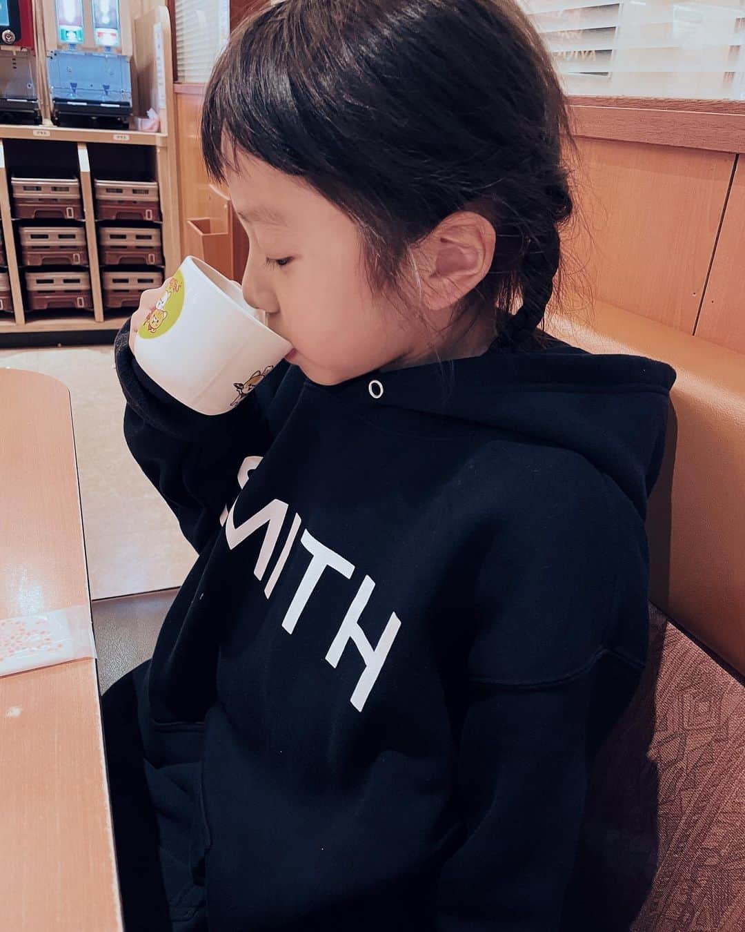 EMIのインスタグラム：「⭐︎ いつかの娘♡ もうすぐクリスマスだね〜 #サンタさん来るのって25日？ #今年は26日の朝でいいよね？w #みんなの所はいつ？」