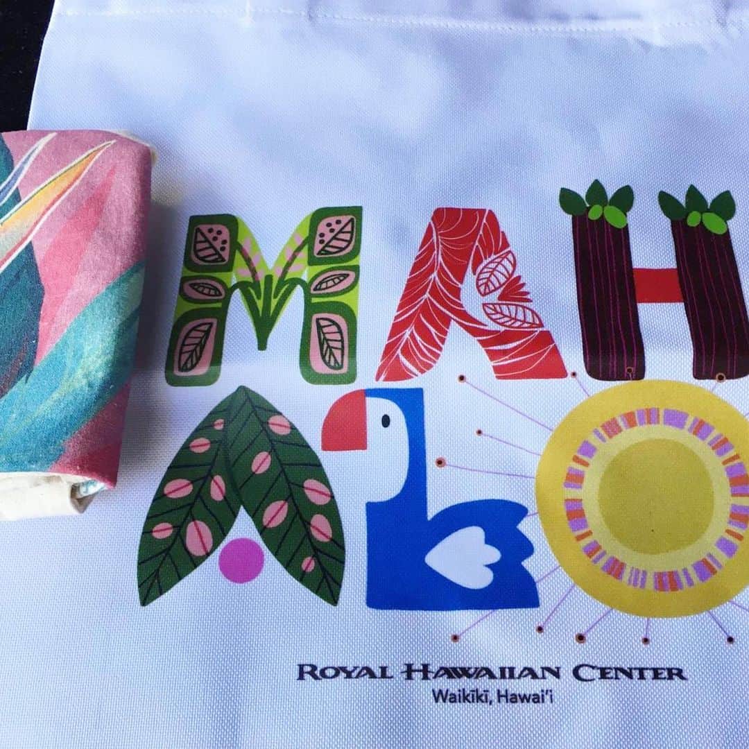 ロイヤル・ハワイアン・センターさんのインスタグラム写真 - (ロイヤル・ハワイアン・センターInstagram)「250ドルご利用でプレゼント中のマハロトートバッグ。  #Repost @ahipoki_san  ウルフギャングでランチ🍔を食べて、クルクルでソフトクリーム🍦を食べたらもう$25-💰 $25-でシューバッグ、＄250ーでマハロトートバッグが貰えます。 1月10日まで‼️ とりあえず$250ー分レシート貯まったので貰って来ました😊🤗💕 #RoyalHawaiianCenter @royalhwnctrjp  @royalhwnctr  @chiyoflynn」12月22日 19時12分 - royalhwnctrjp