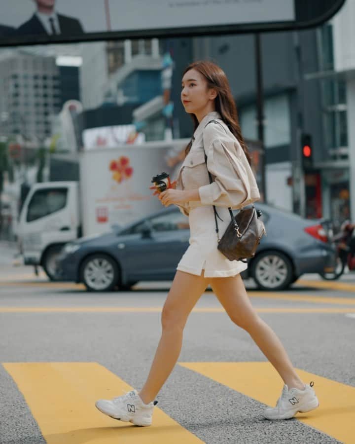 STEPHY YIWENのインスタグラム：「CHILL SHAKE PEEL ENJOY ✨❤️  全新推出的 Nescafé Cups 分別有  Caramel Macchiato & Smooth Cappuccino 可以在 7-Eleven / MyNews / Family Mart / Petrol Marts 買到啦☕️  #NescafeCups #NescafeMY #craftedforindulgence」