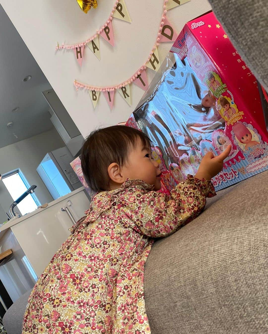 小池龍太さんのインスタグラム写真 - (小池龍太Instagram)「杏ちゃんは1歳のお誕生日🎂🥰  早いなー。この時期は大忙し。 25日は長男の暖くん3歳のお誕生日🙄  #1歳 #おめでとう #happybirthday   #とにかく写りたい兄貴 #終いにはピント兄貴に合う #ついに1人に #君は25日です  #パギ君おめでとうございます #付け加えときました笑笑」12月22日 19時14分 - iamryu____k