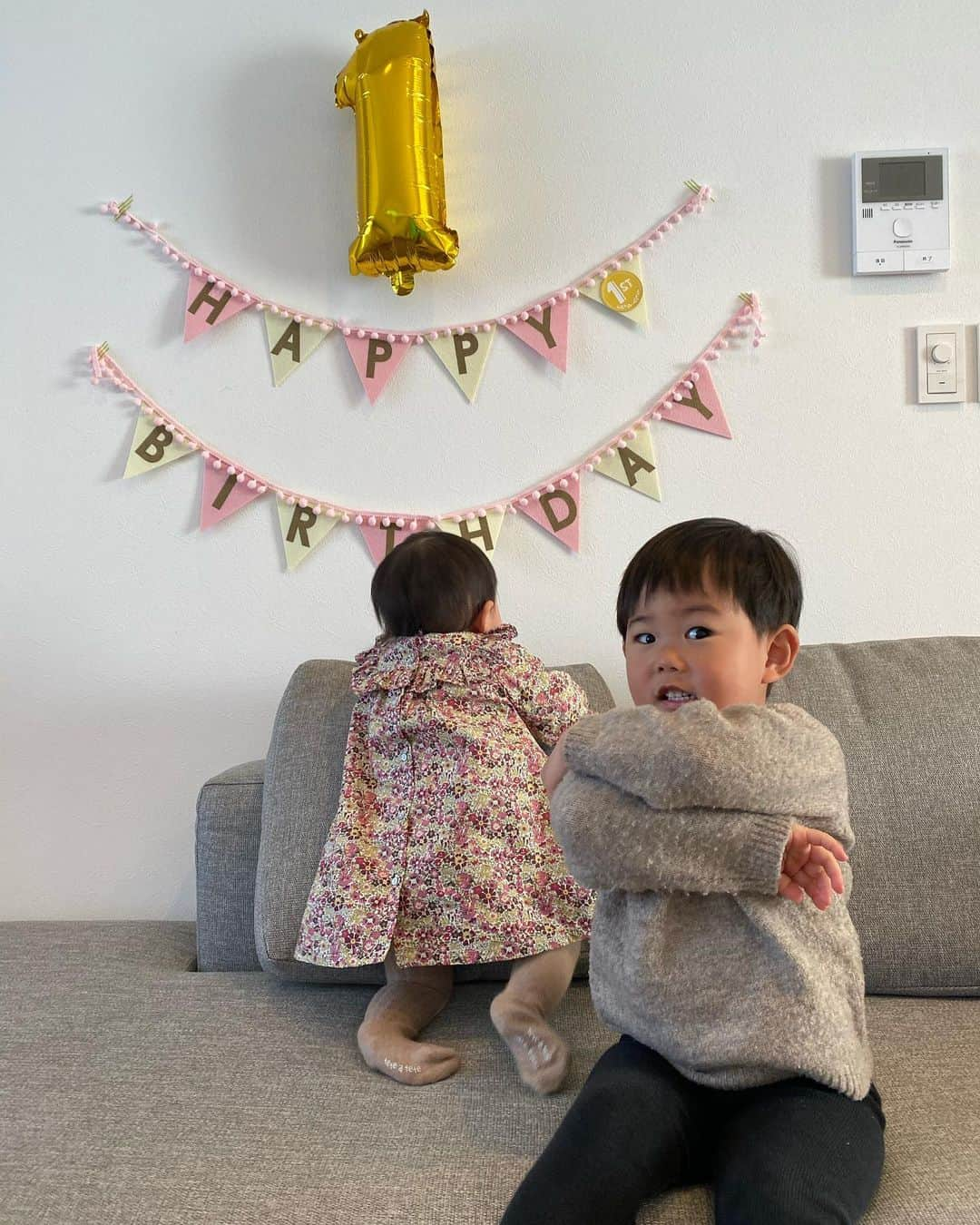 小池龍太さんのインスタグラム写真 - (小池龍太Instagram)「杏ちゃんは1歳のお誕生日🎂🥰  早いなー。この時期は大忙し。 25日は長男の暖くん3歳のお誕生日🙄  #1歳 #おめでとう #happybirthday   #とにかく写りたい兄貴 #終いにはピント兄貴に合う #ついに1人に #君は25日です  #パギ君おめでとうございます #付け加えときました笑笑」12月22日 19時14分 - iamryu____k