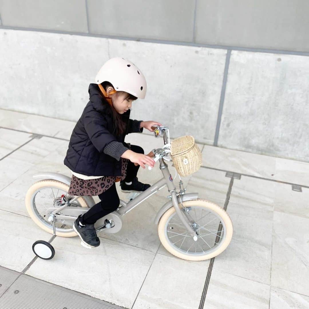 玉村 麻衣子さんのインスタグラム写真 - (玉村 麻衣子Instagram)「＊はじめての自転車＊ . 誕生日に祖父母から自転車をプレゼントしてもらいました^ ^ 自転車は @tokyobike_jp のもの。 . 逸材は最初ショッピングセンターにあったキャラクターの自転車を見て「これが欲しい！」と((；ﾟДﾟ))))) 焦りまくっていたところ、公園でこの自転車に乗っている5歳くらいのお姉ちゃんに遭遇。 年上好きの逸材は、そのお姉ちゃんを見て「逸材もアレにする！」と。 奇跡的に回避成功しました☺︎ . 最近洋服や靴も自分で選びたがるようになってきた逸材。 親が可愛いと思うものと、子どもが可愛いと思うものが全く異なるので、洋服選びも一苦労ですw . . #我が家の逸材 #自転車#子ども自転車 #子供自転車#キッズ自転車 #littletokyobike#リトルトーキョーバイク #4歳#誕生日#バースデー #女の子#女の子ママ」12月22日 19時16分 - maiko_tamamura