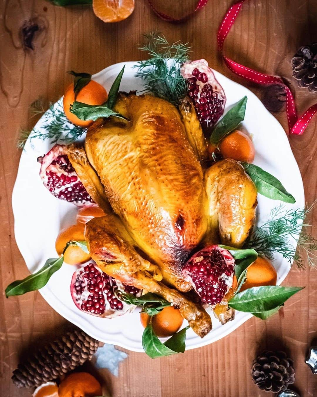 Saghar Setarehのインスタグラム：「It’s only a couple of days to Christmas, and here’s a spectacularly festive roast chicken that I have made for you over on @wine_4_food (go check the recipe!) ✨🎄 ⠀⠀⠀⠀⠀⠀⠀⠀⠀ It’s coated in very generous amounts of saffron butter, and it’s stuffed with a lot of aromatic herbs, cooked down in pomegranate molasses, with walnuts and barberries (but feel free to sub them with dry cranberries if you can’t find them). ⠀⠀⠀⠀⠀⠀⠀⠀⠀ This style of stuffing is called Lavangi, and it can be mainly found in the northern region of Gilan in south west of the Caspian Sea. It has travelled west (like many other culinary ways) towards Azerbaijan, and you can find it also around Baku, as well as the Iranian Azerbaijan of course. Lavangi stuffing (which comes in variations based on season, sometimes with prune molasses!), is used not only for chicken and poultry, but also for fish! In fact trout with this filling has been my #Christmas Eve go-to recipe for years. ⠀⠀⠀⠀⠀⠀⠀⠀⠀ But there’s something soothing and comfortable about a roast chicken (and boy do we need some comfort). When it’s shiny and bright like a sun on the table, that comfort becomes festive too. Enjoy! ✨  #LabNoonXmas #LabNoonFood  Recipe developed and shot with the helping hand of @grassnbones 💕 ⠀⠀⠀⠀⠀⠀⠀⠀⠀  ⠀⠀⠀⠀⠀⠀⠀⠀⠀ #ChristmasRoast #RoastChicken ⠀⠀⠀⠀⠀⠀⠀⠀⠀」