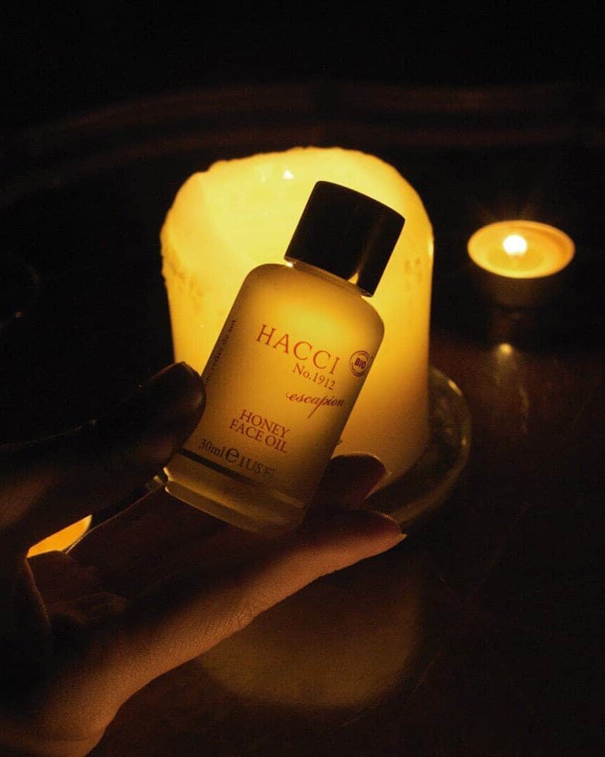 HACCI officialさんのインスタグラム写真 - (HACCI officialInstagram)「バラの香りを閉じ込めた#エスケーピオン はバスタイム美容に最適。たっぷりのオイルと温かな蒸気でじっくりとマッサージ。その上にシートマスクを乗せることで、ふわっふわの肌に♡ エレガントな香りに包まれながらのお手入れは、至福のひとときです。  Recommended use of Escapion is while taking a bath, apply to the face to do facial massage with warm steam coming from bath. If you use HACCI's facial mask afterward, your skin will be as soft as marshmallow ;)  #hacci #honey #bee #beauty #skincare #cosmetics #honeycosmetics #madeinjapan #faceoil #escapion #organic #organicoil #massage #relax #bathtime #はちみつ #はちみつコスメ #スキンケア #フェイスオイル #エスケーピオン #ヒマワリ #ローズ #マッサージ #リラックス #バスタイム美容 #乾燥対策 #オイル美容 #美容液 #オーガニックオイル」12月22日 19時16分 - hacci_official