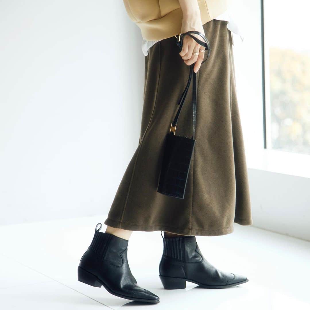INDIVIのインスタグラム：「- pick up items -﻿ ﻿ ﻿ 大人レディなジャージ素材のスカート。﻿ リラクシーな着心地と、フリース素材で暖かくお召しいただけます。﻿ 同素材のトップス(no.127-19082)と合わせてセットアップ風のスタイリングもおすすめです！﻿ ﻿ ﻿ ✴︎pullover.¥10,450(税込)﻿ ✴︎no.127-19038﻿ ﻿ ✴︎skirt.¥17,050(税込)﻿ ✴︎no.127-79082﻿ ﻿ ﻿ #INDIVI﻿ #インディヴィ」