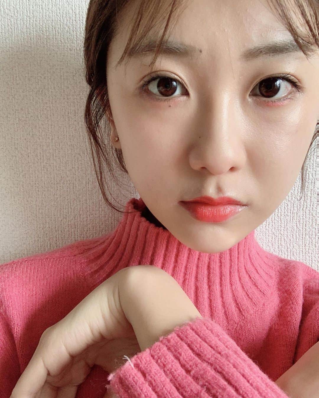 藤原万由子のインスタグラム：「. 最近ピンクから離れてたけどやっぱりピンクって好き。 赤シャドウを下まぶたに💄 . .」