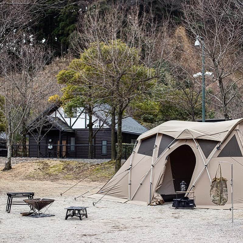 キャンプ情報サイト［ランタン］さんのインスタグラム写真 - (キャンプ情報サイト［ランタン］Instagram)「CAMP SMILE STYLE ／ 軽くて張りやすい！ お気に入りのテントでくつろぐ ＼ いろんなキャンパーのキャンプスタイルを現地取材と一般キャンパーからの投稿で数多く掲載してます。 . . 詳しくは @lantern.camp webサイトをご覧ください . . #camp #camping #outdoor #travel #trip #lantern_smile #nature #キャンプ #キャンプ用品 #キャンプギア #アウトドア #テント #自然 #旅行 #キャンプ初心者  #キャンプ好きな人と繋がりたい #camper #外遊び #LANTERN #キャンプレイアウト #秋キャンプ #冬キャンプ #青川峡キャンピングパーク #ファミリーキャンプ #ファミキャン #snowpeak #スノーピーク #ヘリノックス #helinox #ヴァール」12月22日 19時21分 - lantern.camp