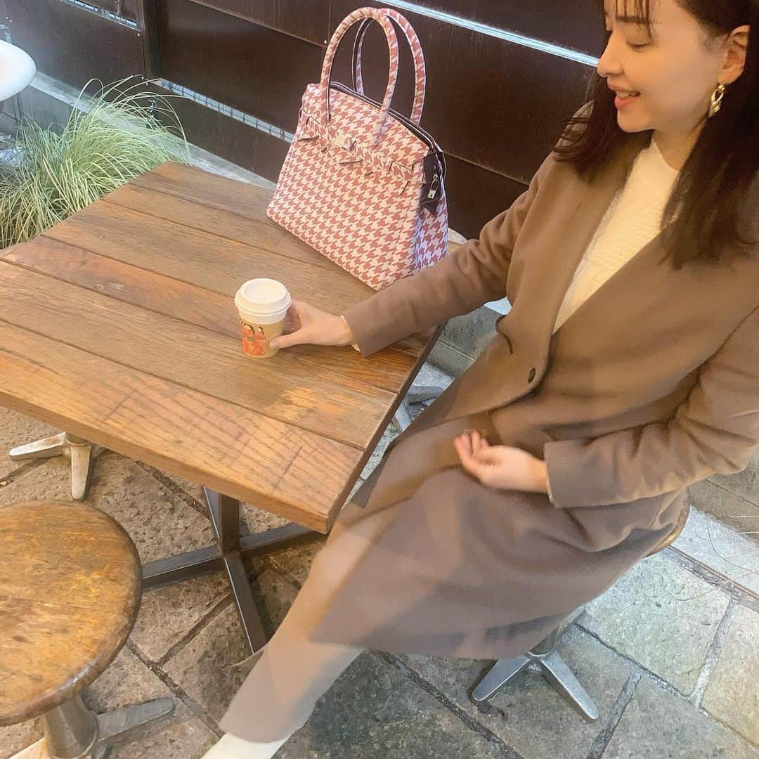 乙黒えりのインスタグラム：「今日で終業式〜！  明日から冬休みです🎄 最近次女は、ちょっとずつ知育や工作を習慣としているのですが、今日小学2年生の長女に「ママの教え方はだめだね、ちゃんと口だけじゃなくて、心から優しく教えてあげないと！」とお説教されました👩‍⚖️  ごもっともすぎて、もう何も言えません🙇‍♀️  長女の方が教えるのが上手なもんだから、次女も「お姉ちゃんと一緒にやりたい」と言っています。  おととい、寝る時間になってもお片付けしてくれないから怒っていたら、次女に「ママ怒ってたらサンタさん来ないよ！」って言われました。  口が達者すぎて、もう😂  ママって役割、難しいよね。  ママの来年の目標は「心から優しくなること」ですね。  ママはサンタさんに「ベアフットドリームズのブランケット」をおねがいしました🎁  冬休みの間、暖かいブランケットに包まれて二度寝をさせてください🙇‍♀️(笑)  明日から6時おきからの解放💕 (まあきっと起こされるけど) 今夜はドラマでも見ようっと！  明日21:30〜インスタライブ遊びにきてくださいね💕 @savemybag_japan  アカウントです！  #savemybag #インスタライブ #ママコーデ#ママファッション#バッグ#マザーズバッグ」