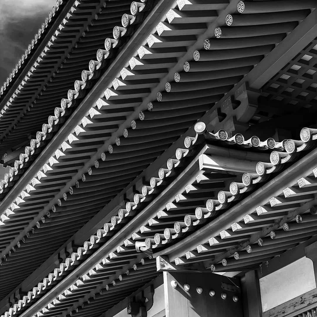 naotakeのインスタグラム：「ひさし - Eaves / iPhone 12 Pro Max & Snapseed, 20201223 . . 12月にして冬服のフルスペック出動。さらに寒くなる１〜２月はなにを着れば良いのか悩む。 . . #spicollective #royalsnappingartists #infamous_family #rsa_main #infinity_photo_cult #2_fineart #jp_gallery_member #jp_gallery_bnw #trb_bnw #wp_bnw  #bnw_life #bnwlife_member #bnw_life_shots #bnw_captures #world_bnw #top_bnw #team_jp_ #team_jp_モノクロ #ig_energy_bw #ig_nihon #streetphotographybnw #igersjp #blackandwhite #bnw #bnwphoto #monochrome #bw #bnwphotography #ShotOniPhone #shotoniphone12promax」
