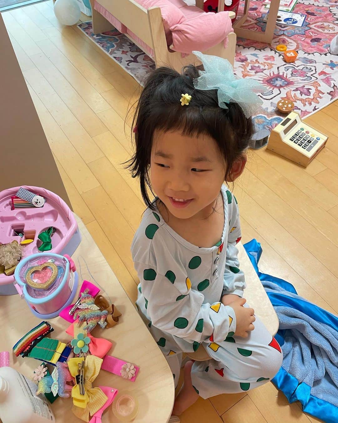 キム・ソンウンさんのインスタグラム写真 - (キム・ソンウンInstagram)「#하하하남매⚽️  형아.누나가 #재하곰🐻 은 안끼워줌! 태하랑 윤하랑 둘이 하루종일 진짜 잘 논다~~ 재하도 얼른 커야 껴서 놀텐데~~ 오빠 온라인 수업하는 동안 윤하는 혼자 조용해서 보니  화장대에서 머리핀으로 멋내고 있었음🤣 #집콕모드_남매우애쵝오」12月22日 19時28分 - ssung916
