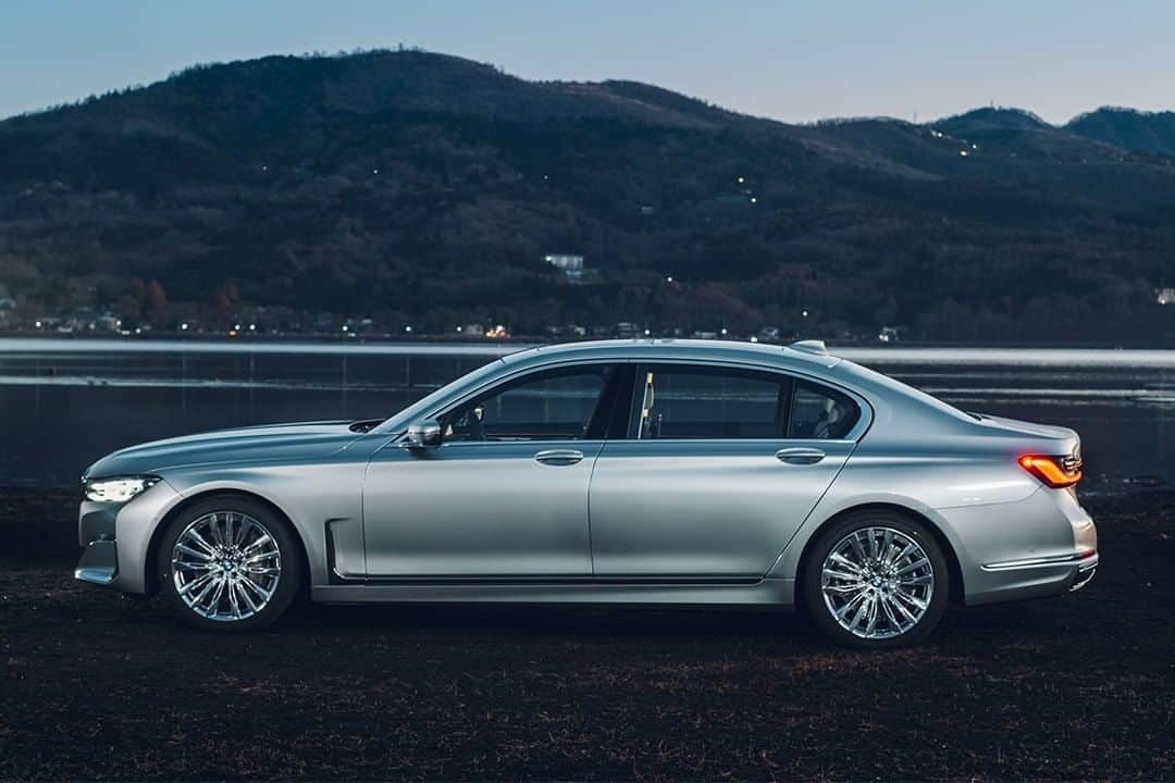 BMW Japanさんのインスタグラム写真 - (BMW JapanInstagram)「ドイツと日本、美と技の純粋な結晶。THE 7 PURE METAL EDITION。  BMWにとって最も貴重な色彩ともいえる「BMW Individual ピュア・メタル・シルバー」のボディ・カラーを纏ったエクステリア。そして鍛金の重要無形文化財保持者（人間国宝）、奥山峰石氏が手がけた特別なエレメントを筆頭に、妥協なき美意識で隅々まで彩られたインテリア。  美と技の究極を紡ぐ、BMWのクラフトマンシップが生んだプレステージ・セダンを、日本の名匠がさらなる高みへと引き上げた真にラグジュアリーな存在が、今、その姿を現します。  【展示情報】本日より1月8日(金)まで、東京・八重洲のBMW GROUP TERRACEにて実車を特別展示いたします。ぜひ間近で、至高の輝きを宿した一台をご堪能ください。  THE 7 PURE METAL EDITIONのストーリーは、 BMWの情報サイト「BMW.com Japan」でご覧いただけます。  本モデルは限定2台、1月29日(金)より販売を開始いたします。  #BMWLuxury #THE7 #BMW #BMWJapan #駆けぬける歓び」12月22日 19時30分 - bmwjapan