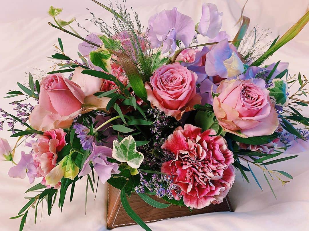 橘佳奈さんのインスタグラム写真 - (橘佳奈Instagram)「花のある暮らしは 華のある暮らしに。。  なんか上手くない？そうでもない？😗  ここ数年はお花を頂くことがとても嬉しいです。 （前からだけど、よりね） これは日比谷花壇の花🌹 届いた時とっても嬉しかった…。  日比谷花壇さんが「ハナノヒ365days」っていうサブスクが始まるみたいで、 もうさ、お花もサブスクの時代に。。すごい🤩🌹  お家にいる事が断然多くなって、見慣れた景色に毎月新しい色を添えてくれるのは嬉しいし、癒されます🤎  #ハナノヒ365days  #ハナノヒ #日比谷花壇  #てことでお久しぶりです #投稿久々過ぎてやり方忘れてる」12月22日 19時31分 - tachibana__kana