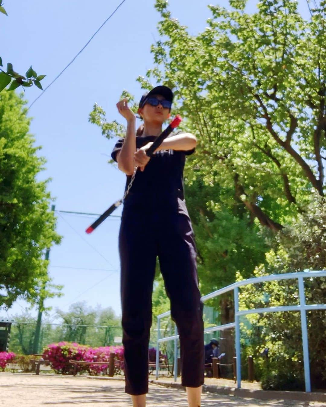 梨衣名さんのインスタグラム写真 - (梨衣名Instagram)「【裏】One of my holiday styles🖤  #nunchaku #双节棍 #武术 #kungfu」12月22日 19時34分 - leena3.1415926