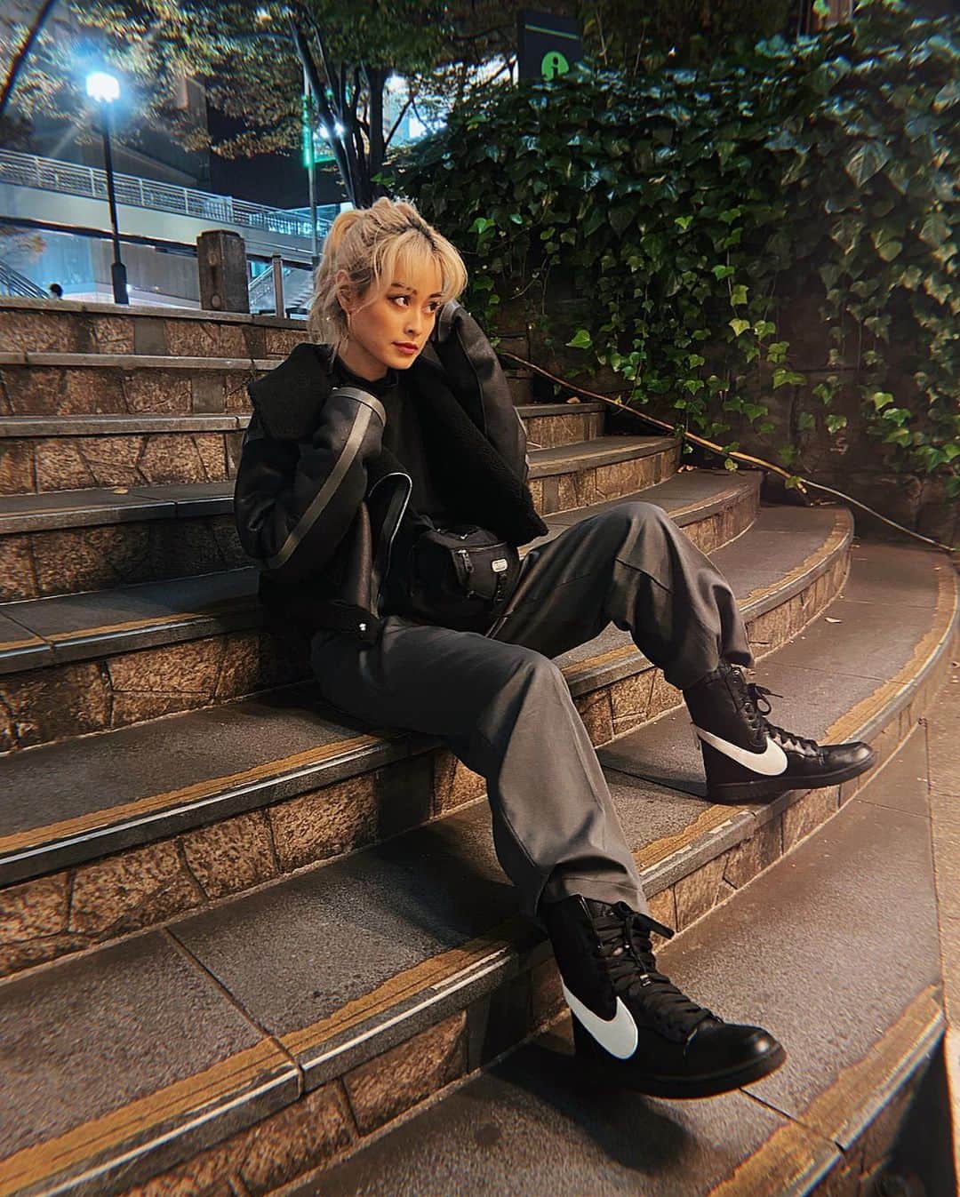 雨森はなこのインスタグラム：「久々に引っ張り出したナイキのブーツはやはり可愛かった🥺♥️ ボトムは前にセットアップで紹介した @su_do___ 🔥🔥🔥 #instagood#instadaily#ootd#outfitoftheday#fashion#juemi#blackoutfit#nike#🖤」