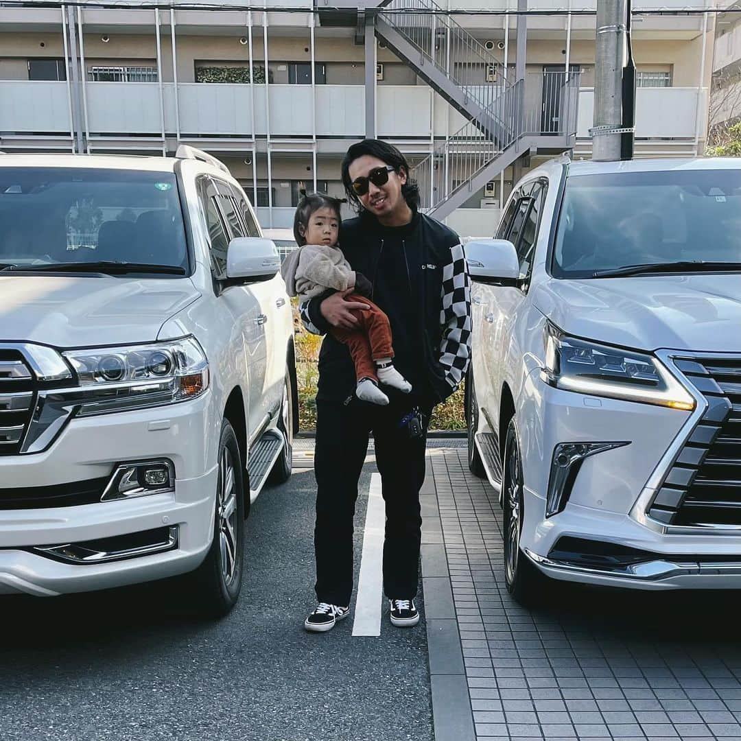 yoshiyaさんのインスタグラム写真 - (yoshiyaInstagram)「2020/12/22☀️﻿ ﻿ ﻿ 左で行って﻿ 右で帰りました🚙﻿ ﻿ 休み入ったら釣り車仕様にイジろう🎣﻿ ﻿ swipe👉👉👉﻿ LEXUSさんこのクマ欲しいみたいですよ🧸👶🏾﻿ ﻿ #新車﻿ ﻿ #息子﻿ #パパ﻿」12月22日 19時44分 - 448_style