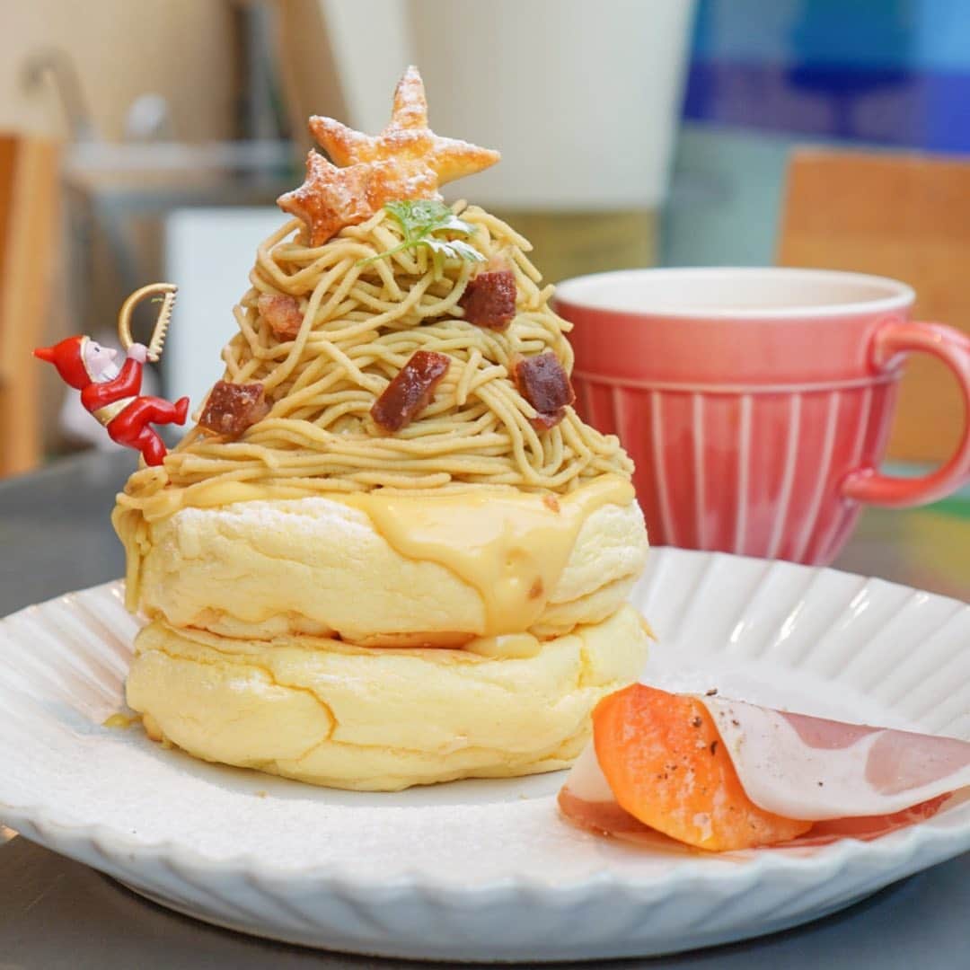 のインスタグラム：「⠀ ＼ 原宿のパンケーキ ꪔ̤̮♥ ／﻿ ﻿  #レインボーパンケーキ ﻿ ◇WAGURI for Xmas 1,818円（税別）﻿ ﻿ をいただきました🎅🎄﻿ ﻿ クリスマスと言えば、﻿ やっぱりクリスマススイーツ🥰❄️﻿ ﻿ レインボーパンケーキでは、﻿ 和栗を使用した大人なクリスマスパンケーキが﻿ 登場しています✨﻿ ﻿ 岩間栗100%🥰﻿ ラム入りのアングレーズソースを選べたり﻿ 生ハム柿がついてきたり、大人おしゃれパンケーキ🙈💕﻿ ﻿ めっちゃ美味しかった♡♡﻿ ﻿ この日はねぎちゃん（ @negi_0675 ）たちと﻿ スリースターズパンケーキ﻿ →レインボーパンケーキの師弟はしご🥞﻿ ﻿ 楽しくて美味しいひとときで幸せでした☺️💛 ⠀ #レインボーパンケーキ #rainbowpancake #原宿 #原宿カフェ #表参道 #表参道カフェ #パンケーキ #pancake  #fluffypancakes #東京カフェ #カフェ巡り」