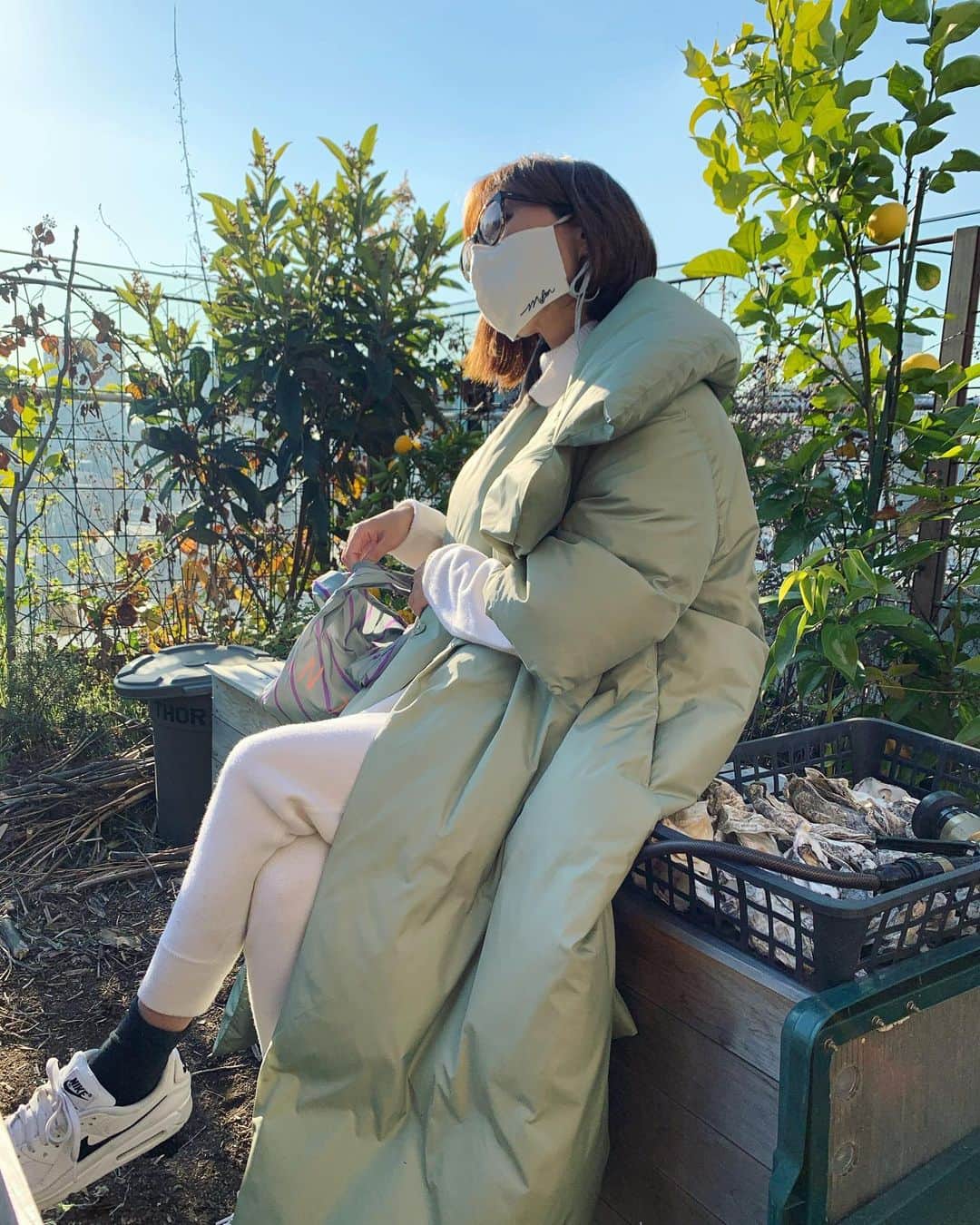 早坂香須子さんのインスタグラム写真 - (早坂香須子Instagram)「勉強会の後に話し足りず、予定の詰まってる敬子ちゃんを引き留めて @eatripsoil の空中庭園でという少しの間お茶を。  大切なポイントで、結構敬子ちゃんといることが多い。2020、もう一回は会わないと話が終わらない。笑  #mylan #エコダウン#全部の型欲しくなる#私も今日はmylan#カシミア#松浦美穂さんが#佐藤繊維と早坂香須子#ダンちゃんニット#着てくれてて嬉しかったな」12月22日 19時40分 - kazukovalentine