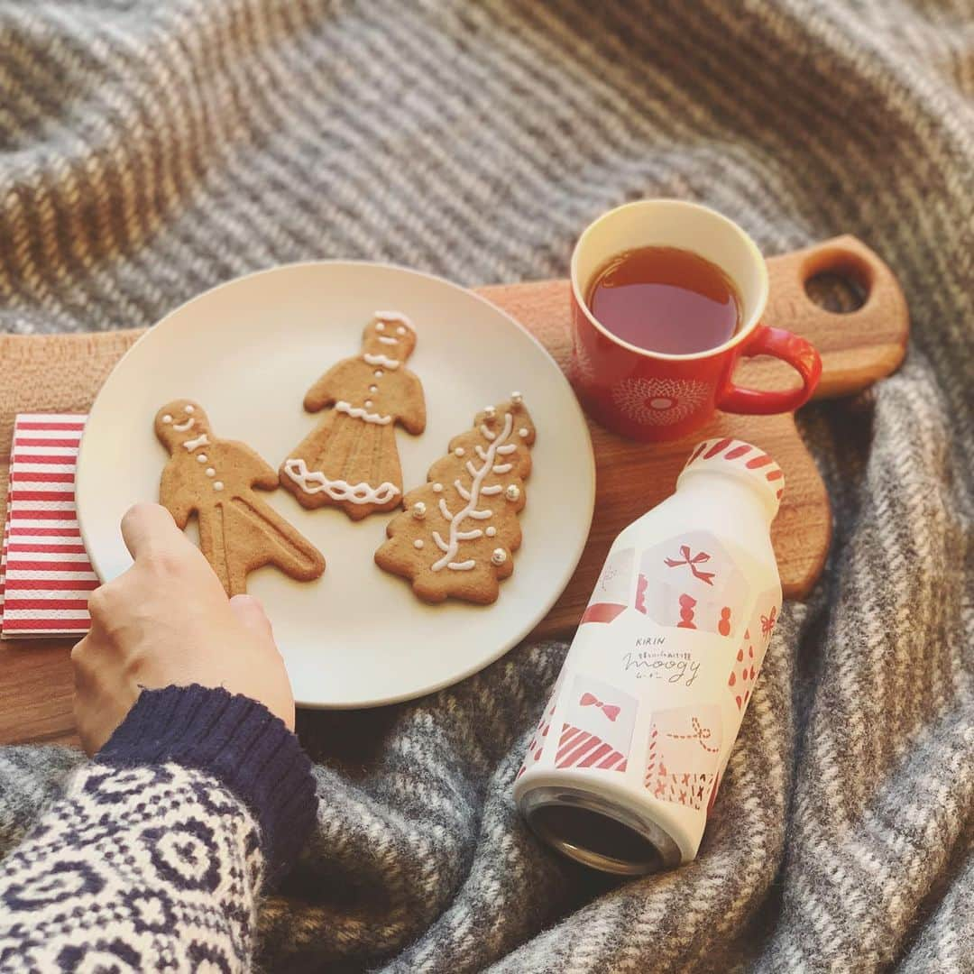 KIRIN moogyのインスタグラム：「* こんばんは * クリスマス近づいてきましたね〜🎄 いつものお茶時間にプラスする #おやつ を、ちょっとクリスマスっぽくアレンジしてみました♩ これ、市販のクッキー🍪なんですけど、それにアイシングやチョコペンでちょっと飾り付けするだけなので、簡単〜😚 * リボンで飾ったり、moogyと一緒にラッピングしたりすれば、ちょっとした #クリスマスプレゼント にもなっちゃいます♫ おためしくださいね〜！ * (てら） #moogy #ムーギー #キリンビバレッジ #麦茶 #ドリンク #プチギフト #gift #プレゼント #lifestyle #design #デザイン ＃冬　#winter #アイシングクッキー  #クリスマス#クッキー #ノンカフェイン  #おうち時間 #おうち時間を楽しむ #心地よい暮らし  #ていねいな暮らし #暮らしを楽しむ」