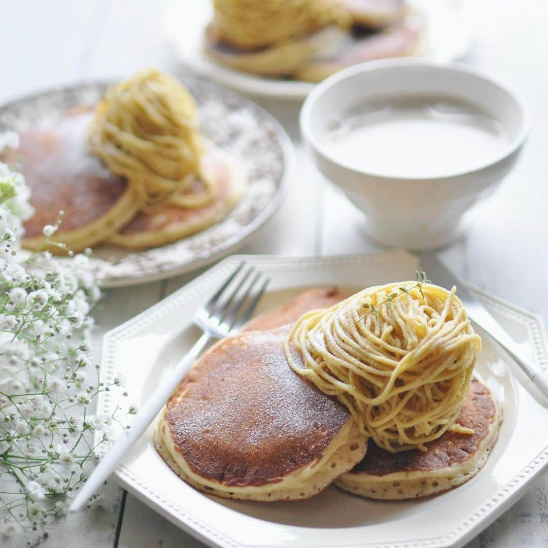 masayoさんのインスタグラム写真 - (masayoInstagram)「2020.12.22 +pancake ・ 米粉パンケーキと モンブランクリームの 別角度のpic^^ ・ 栗のペーストが まだ残ってるから また作らなくてはです！！ 生地に栗を入れても 美味しそうだなぁ❤︎ ・ #朝ごはん#パンケーキ #米粉クッキー #米粉レシピ  #グルテンフリー#器 #アンティーク #丁寧に暮らす #igersjp #life#simplelife  #glutenfree #pancake #riceflour  #breakfast#antique」12月22日 19時42分 - masayo_san