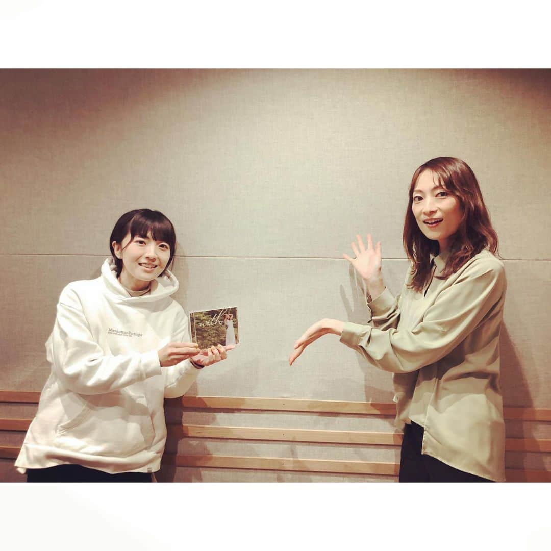 熊木杏里のインスタグラム：「HBCラジオ「夢のある喫茶店」 新年の放送になりますが 松本英子さん　@matsumoto__eiko  ゲストにお迎えしました！ new album『with』の曲たちが 本当に素敵でした。 英子さんの歌声には物語がある。　  脳内クイズにも参加して頂きました！ クイズ女王現る👑  もんすけのカレンダー🗓 頂きました🐒✨ 来年が穏やかでありますように。」