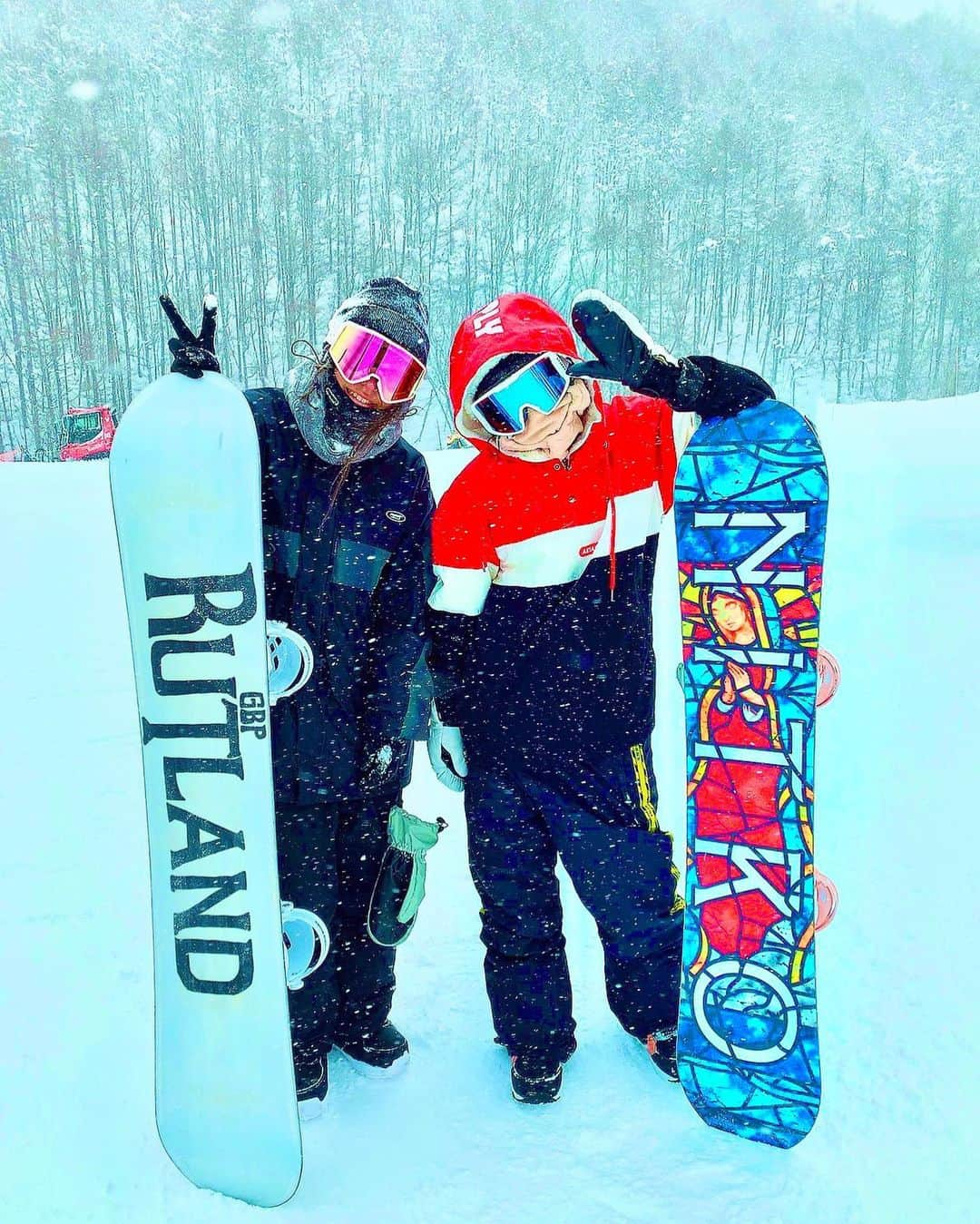 つっきさんのインスタグラム写真 - (つっきInstagram)「🏂🏂🏂🏂🏂 ． 草津でゆっくり朝風呂入って♨️ 丸と川場とノルン迷ってゆかに会いに 川場に来ちゃったやーつ😍❤️ ． 見ての通り雪だよ雪！❄☃ つっきパウダー滑るの苦手だから 不安だったけどテール踏みまくって 滑ったら普通に行けたわ😁💕❄ ． もっとパウダー上手くなりてえぇ🥺❤️ ふわふわモコモコパウダーを今シは スイスイ滑れるように頑張るぞッ🔥 ． ． #kawaba #akia #qmail #snow #nitro #snowboard #snowboarding #snowboarder #snowboardgirl #winter #wintersports #swag  #awesome  #winterstyle #スノボ #スノボ女子 #スノボー女子 #スノーボード #川場スキー場 #ジブ #グラトリ #フリーラン #キッカー #ハロウィンからふゆぅ #雪山 #イケイケのイケ #すきすきのすき❤️ #2020インスタがんばる」12月22日 19時47分 - tukki007