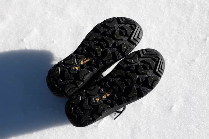 hinata_outdoorさんのインスタグラム写真 - (hinata_outdoorInstagram)「雪中でも安心な冬のアウトドアシューズ！「レヴェルⅣ」コレクション✨ 〜KEEN( @keen_japan )より〜  サンダルのイメージが強いKEENですが、実は「スノーシューズ」の評価も高いんです！ 「レヴェルⅣ」コレクションは、「雪の上でも暖かく、滑りにくい」という雪上アクテビティに最適な機能が搭載されています😆  ＜「レヴェルⅣ」おすすめポイント＞ ・保温素材×防水透湿素材‥‥寒冷地に対応する保温・防水透湿素材が使われています。 ・雪の侵入を防ぐアッパー‥‥アッパーの丈を高めに設計しており、雪の侵入を防ぎます。 ・雪中でも滑らない‥‥ソールの突起にKEENの「滑らない」技術が生かされています。  🌳🌲🌳🌲🌳🌲🌳🌲🌳🌳﻿ ﻿ #hinataoutdoor を付けて⠀⠀⠀﻿ アウトドアシーンを投稿してください😊⠀﻿ 素敵な投稿はリポストさせていただきます！﻿ ﻿ 🌳🌲🌳🌲🌳🌲🌳🌲🌳🌳﻿ ﻿ 🚙キャンプや山登りのアウトドア情報はプロフィールのURLから﻿ ➡ @hinata_outdoor﻿ ﻿ 🍖美味しそうなキャンプ料理の写真は﻿ ➡️ @hinata_gohan  ⛺️かっこいいキャンプギアの写真は﻿ ➡️ @hinata_select   #キャンプ #アウトドア #キャンプギア #アウトドアギア #キャンプ道具 #キャンプ場 #キャンプインテリア #キャンプ部 #ファミキャン #キャンプ初心者 #キャンプ収納 #キャンプ女子 #ソロキャンプ #グループキャンプ #グルキャン #camp #outdoor #KEEN #キーン #REVEL4 #ウィンターブーツ #PR #promotion」12月22日 19時47分 - hinata_outdoor