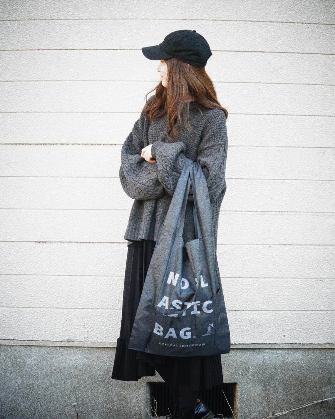 吉田友利恵のインスタグラム：「🧢 ペットボトルから作られたエコバッグ♻️ 可愛いしポケットも沢山あって使いやすいし 4枚目みたいに鞄に付けて持ち歩いてる☺︎ 毎日使ってる☺️ @ethicaltomorrow #ethicaltomorrow #エコバッグ」