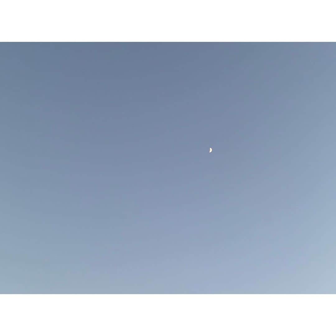 NiziUさんのインスタグラム写真 - (NiziUInstagram)「夕焼け空と月の写真を撮るのが好きなんです☽♡ • • 저녁놀과 달 사진을 찍는것을 좋아해요☽♡ • • • #📸✌🏻️　#🌷🌷🌷」12月22日 19時51分 - niziu_artist_official
