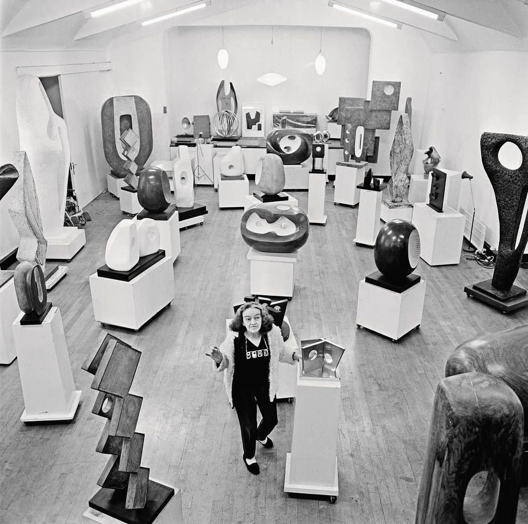 Meganさんのインスタグラム写真 - (MeganInstagram)「Incredible Barbara Hepworth in her Trewyn Studio, St Ives, Cornwall ✨ . . . . #barbarahepworth #artiststudio #sculpture #stives #cornwall」12月22日 19時51分 - zanzan_domus