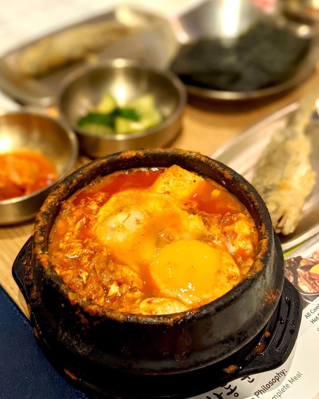 Li Tian の雑貨屋のインスタグラム：「Had this soontofu that’s not spicy at all even though we opted for level 3 🌶🌶🌶 there isn’t much broth to go around and breaking that yolk makes it even thicker and richer— nonetheless still a good company to that ever piping warm hot stone rice. A meal here isn’t very cheap but getting the combo would feed 2 pax well and full.   The LA galbi tasted boldly of the sweet marinade but cooked to the ideal tenderness and would leave one with buttery lips to lick 👅   And probably one unique thing here is that they serve a complimentary deep fried yellow fish for each customer apart from the refillable sides  ( 📸: @chenhankiang )  • • • #sgeats #singapore #local #best #delicious #food #igsg #sgig #exploresingapore #eat #sgfoodies #gourmet #yummy #yum #sgfood #foodsg #burpple #beautifulcuisines #bonappetit #instagood  #eatlocal #rice #delicious #sgrestaurant #beef #korean #seafood」