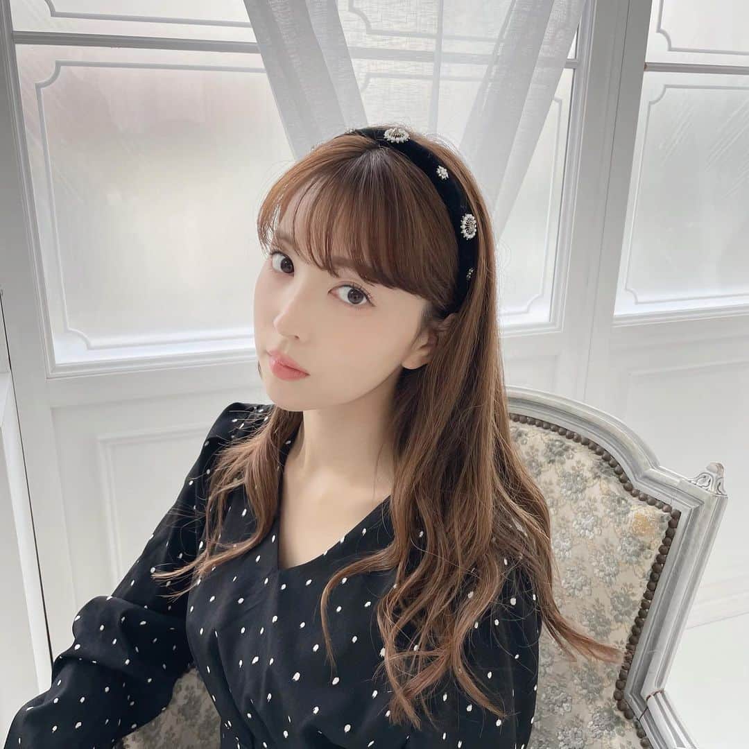 のインスタグラム：「ついに本日より販売開始💍 【ビジューベロアカチューシャ】  @aboveall_official_  2種類ご用意しております🐰」