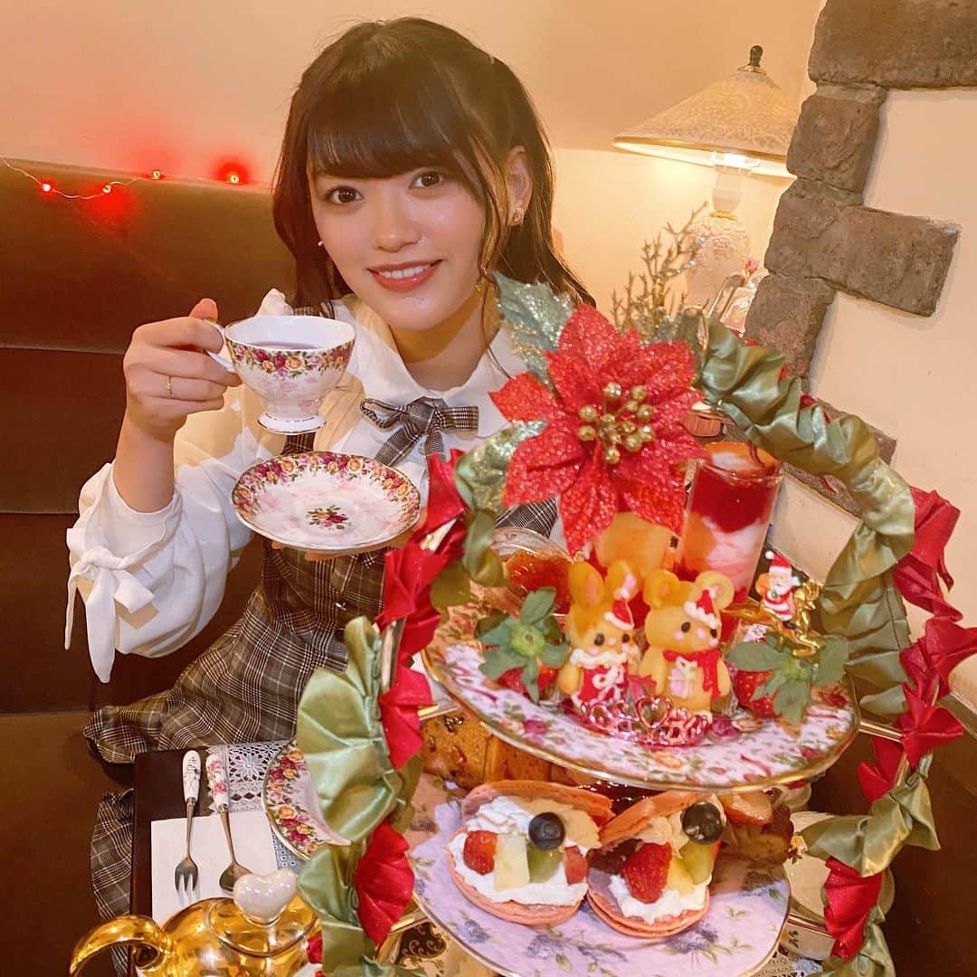 のインスタグラム：「‪‪❤︎‬‪‪❤︎‬‪‪❤︎‬ ･ カフェアコリットさんのクリスマスアフタヌーンティー🫖 ･ どれも可愛くて食べるのがもったいないぐらいでした！！ ･ ケーキのお皿は自分で選ぶ事ができて 沢山ある中から選ぶのワクワク♡ 店員さんがティーカップをお皿と同じ柄の物に揃えて持ってきてくれたのにきゅん💭♡ ･ ･ アフタヌーンティーでお姫様気分味わえちゃう♪」