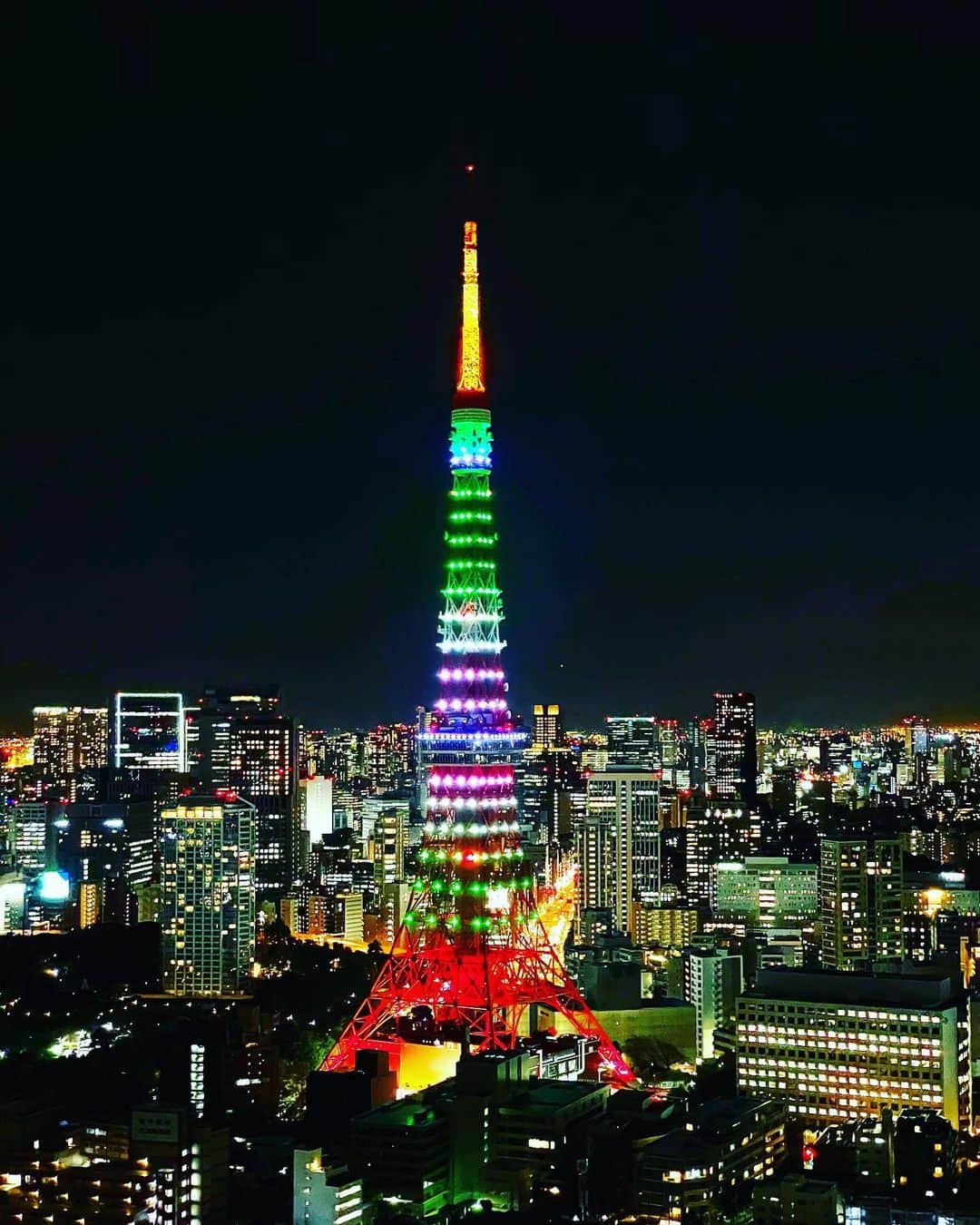 谷川じゅんじのインスタグラム：「Skyscraper wandering. ただ静かに。息を潜めて東京夜景。風の時代がはじまります。#editionhotel #tokyoskyscraper #goodvibesonly #goodneighbors #thisistokyo」