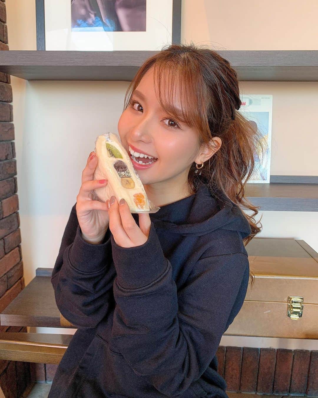 畔勝遥さんのインスタグラム写真 - (畔勝遥Instagram)「・ フルーツサンド🍊🍌🥝🍇 @91_o6  ・ ・ 香川旅行に行った時の😋❣⃛ 初めて食べたフルーツサンドが 思ってた以上に美味しかった💞 ・ ・ ケーキ🎂って感じ🤤 今度は🍓のフルーツサンド食べたい～っ ・ ・ ・ #食べすたぐらむ  #食べ物  #デザート #フルーツサンド #フルーツ #キウイボム  #ボムパン  #香川」12月22日 19時57分 - haruka_azekatsu