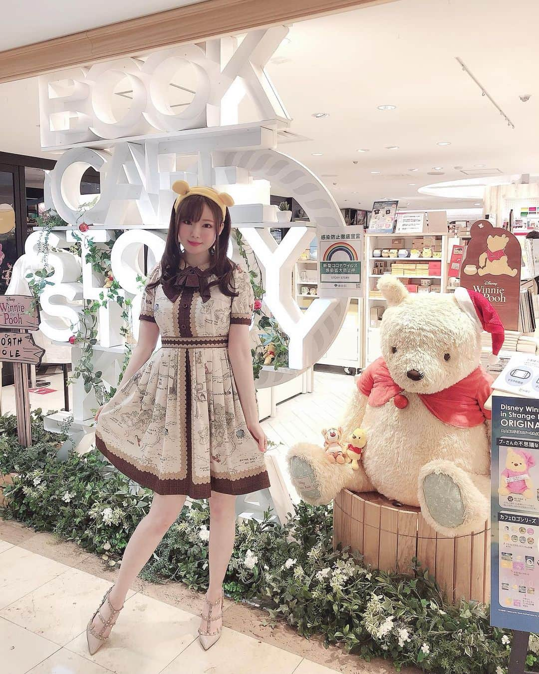 瑞咲まみのインスタグラム：「🐻❤️🍯🎄  大きなサンタのプーさんと🎅❤️🧸  . . #くまのプーさん  #はちみつカフェ #プーさんカフェ #シーハニ #シーハニディズニー #winniethepooh  #storystory」