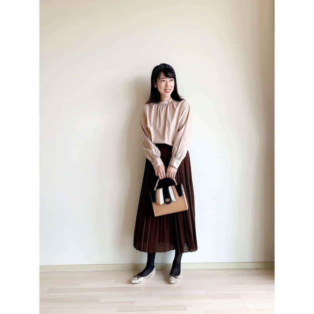 のインスタグラム：「. ♡去年色違いで購入していた @uniqlo_jp の #ハイネックボリュームスリーブブラウス 😍 ホワイトは何度も着用していますが、ベージュは初おろし⭐️ . ブラウン✖️ベージュ系でまとめて、足元は @welleg_shoes のパイソン柄バレエシューズにしました♡ . . #シフォンプリーツロングスカート : #uniqlo #カチューシャ　: #gu #バッグ　: #raybeams  #フラットシューズ　: #welleg  . . #ootd #uniqloginza2020fw #ponte_fashion #mineby3mootd #stylehint #wear #おしゃれさんと繋がりたい #ファッション好きな人と繋がりたい #プチプラコーデ #上下ユニクロ部 #ユニクロスカート族 #ユニクロきれいめ部 #oggi #oggijp #gu_for_all」