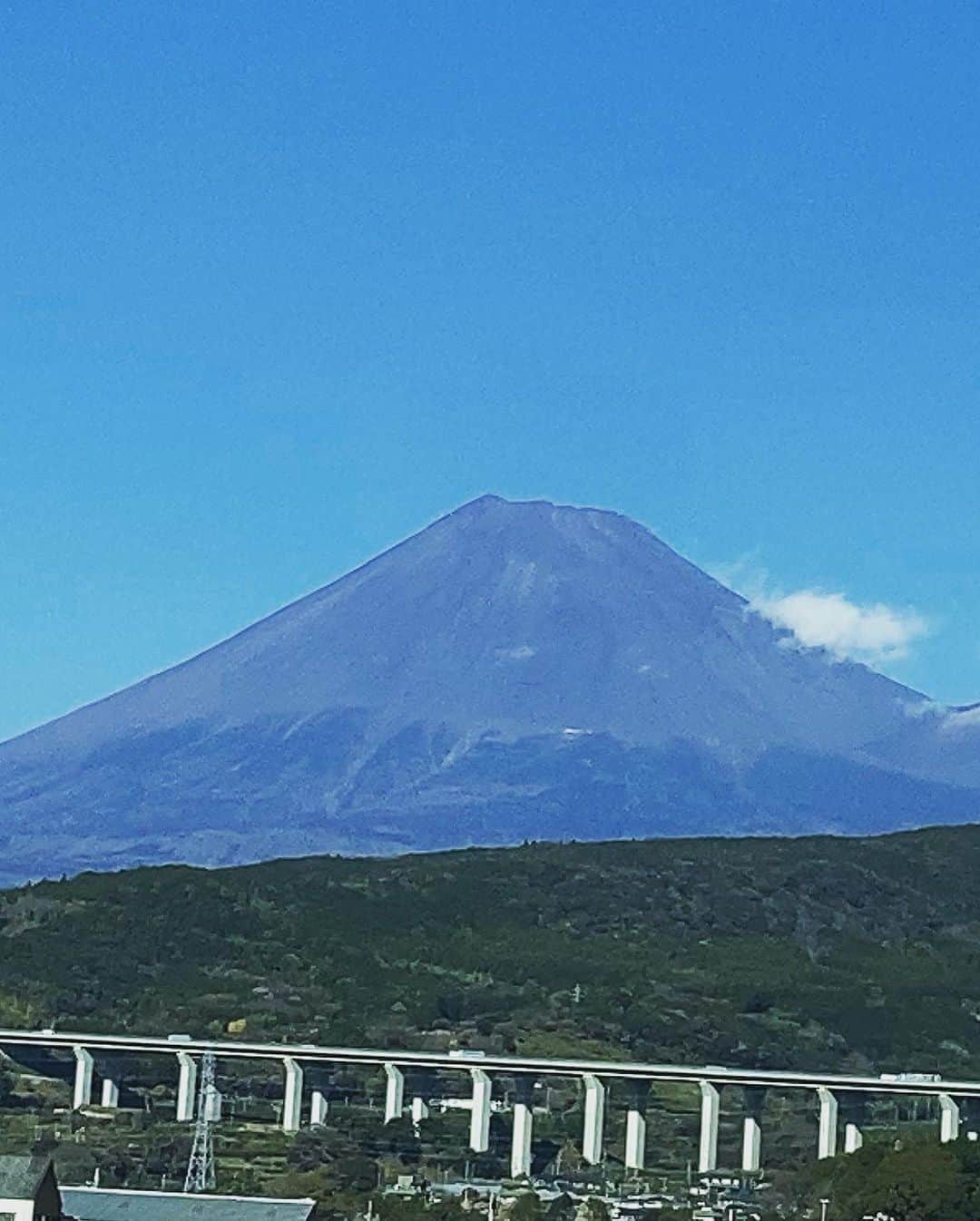 生稲晃子さんのインスタグラム写真 - (生稲晃子Instagram)「東海テレビ「スイッチ！」 私は今年最後の生出演でした📺  １年間観ていただき、どうも有難うございました‼️ 来年も宜しくお願いします。  だから、富士山🗻も今年の見納めでした 山肌までしっかり見えて、今日も美しかったです✨  #東海テレビスイッチ #１年間ありがとうございました #来年もよろしくお願いします #藤本晶子アナウンサー #速水里彩アナウンサー #生稲晃子 #富士山 #今日も美しい富士山  25日に「健康スイッチ！」に出ま すよ〜😊」12月22日 19時58分 - akiko__ikuina