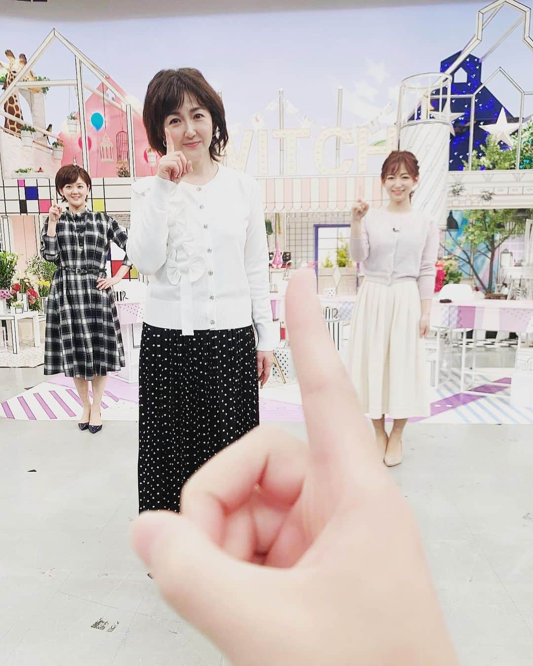 生稲晃子さんのインスタグラム写真 - (生稲晃子Instagram)「東海テレビ「スイッチ！」 私は今年最後の生出演でした📺  １年間観ていただき、どうも有難うございました‼️ 来年も宜しくお願いします。  だから、富士山🗻も今年の見納めでした 山肌までしっかり見えて、今日も美しかったです✨  #東海テレビスイッチ #１年間ありがとうございました #来年もよろしくお願いします #藤本晶子アナウンサー #速水里彩アナウンサー #生稲晃子 #富士山 #今日も美しい富士山  25日に「健康スイッチ！」に出ま すよ〜😊」12月22日 19時58分 - akiko__ikuina