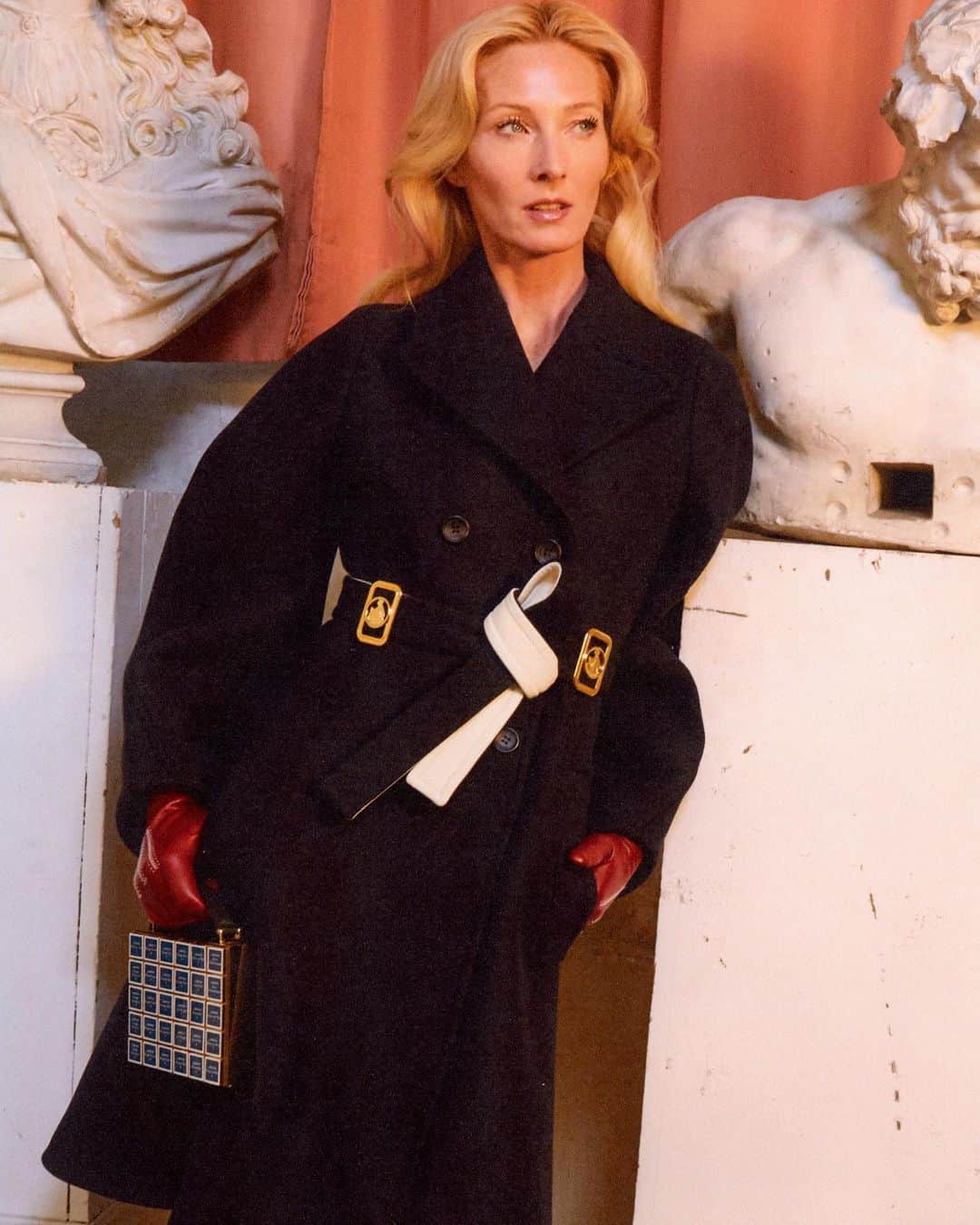 ランバンのインスタグラム：「Long navy blue double-breasted wool coat. #LanvinFW20」