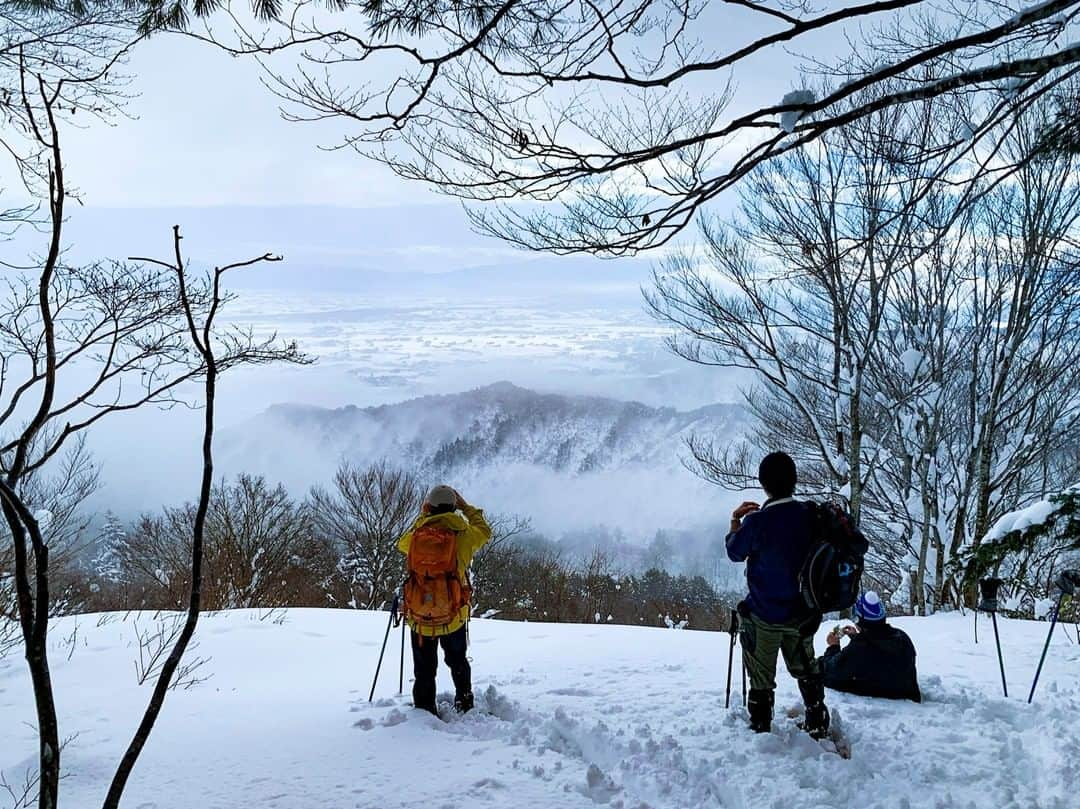 やまがた長井観光局のインスタグラム：「. 【冬の #熊野山 へ】🗻 新たな旅行ツアー企画の下見で同行しました！ 麓から #スノーシュー を着用して、雪の中をズボズボと進んでいきます。 ガイドは葉っぱ塾 八木さんにご担当いただきました。  夏山とはまた違った魅力、景色、そして爽快感‼ 慣れない雪道に苦戦しヘロヘロになりながらも、なんとか山頂の絶景を拝むことが出来ました😭  年明けにはスノーシュー付きのトレッキングツアーを計画中です。 コロナ禍で運動不足、遊び不足の方にこそ #登山 がオススメです🗻 詳細はまた後日、お楽しみに！   #長井旅 #ながいたび #東洋のアルカディア #やまがたアルカディア観光局⁣⁠ #旅行 #コロナに負けるな  #やまがた百名山 #山 #登山 #雪山 #トレッキング #スノートレッキング #スノーハイク #百名山  #yamagata #nagai #mountain #winter #snow #like4like」