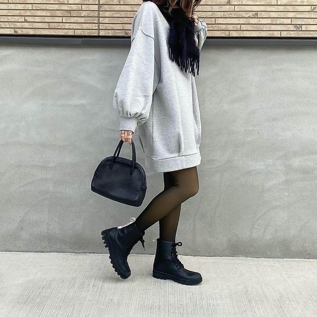 shieさんのインスタグラム写真 - (shieInstagram)「前も後ろも横も全部可愛い💕 @sayakahara_willfully  のスウェットワンピ💕  LOEWEアイテムと😟💓  そして見た目スケスケタイツでめっちゃ寒そうに見えるけど、1200デニールの裏起毛の着圧タイツという😂👏  本当にこれは凄いタイツだと思う｡｡｡  20デニールくらいに見えるから、アラフォーでも無敵← 今日のストーリーにリンク貼ってるよん💓  #スウェットワンピ / #willfully  #マフラー #コンバットブーツ / #loewe #ロエベ」12月22日 20時01分 - shiiii0125