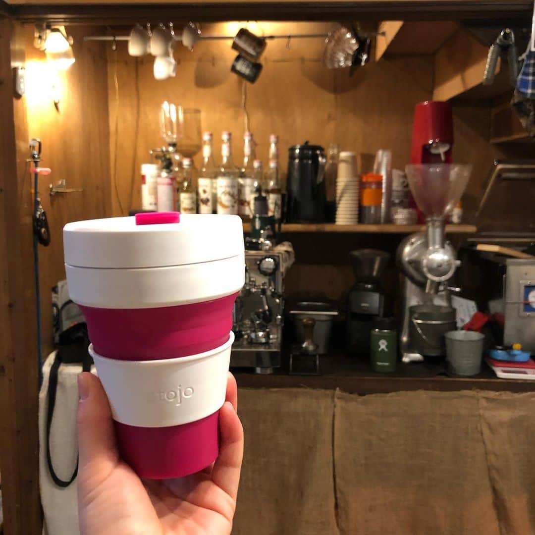 のインスタグラム：「. . @muroscoffeeownroast    with @stojo_japan  自家焙煎されている 美味しいコーヒー屋さん✨ 夜遅くまでやってるしイベントとか コーヒー教室までされてるみたい😗 ぜひ、体験してみたいけどなー笑。 優しい店員さんが気持ちを込めて コーヒーを提供してくださいます😌 また近々行きまーす✨ . . @moe.sasaki.0918  @k.style25  一緒に行ってくれてありがと✨ また行こうね🤝❤️ . #muroscoffee #自家焙煎珈琲  #stojo #stojocup #コーヒー  #岐阜カフェ #岐阜コーヒー  #美味しいコーヒー #幸せなひととき  #はづ旅グラム」