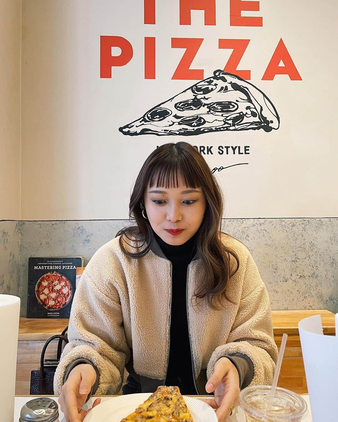 阿部紫夕那さんのインスタグラム写真 - (阿部紫夕那Instagram)「. 🍔 or 🍕？ . どでかいピザとの4コマ😘 このピザ、ユニバのあのピザより でかい気がする🤣🤣 とってもボリューミーだった！😙✌️ . #ピザ #pizza #thepizza #広尾 #広尾グルメ #広尾ランチ」12月22日 20時11分 - shunatan317