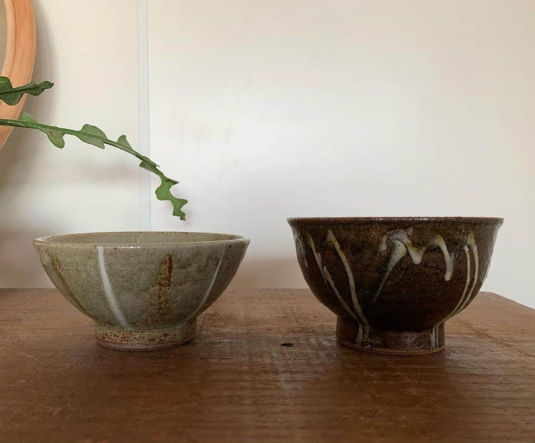 my9mj8のインスタグラム：「﻿ 　﻿ この間、やっと新しいお茶碗を🍚﻿ （１ヶ月前？くらいにふたつとも割りました）﻿ ﻿ 形も違うけど、なんか気になったこの2つにしました〜😌﻿ ﻿ ﻿ 夫婦揃ってよく割るんです。。﻿ この間もまた花瓶割れて🥲﻿ 私が置いてた場所も悪いので自業自得でした笑﻿ ﻿ 気をつけていきたいです🤚﻿ ﻿ ﻿ #鹿児島#茶碗﻿ ﻿」