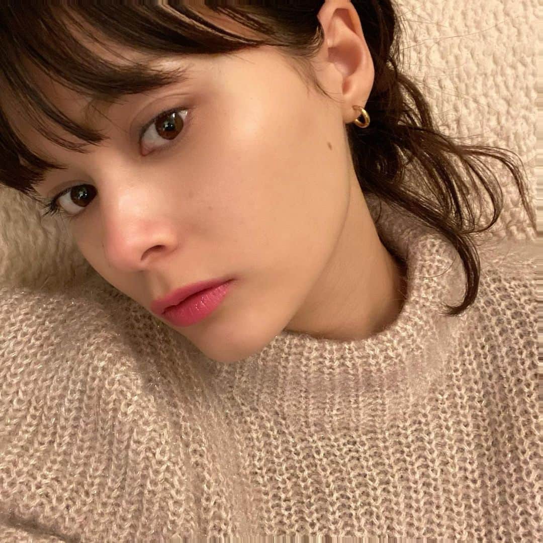 エイミーのインスタグラム：「何にでもあうミニマムなピアス。やっぱりシンプルが好きだ💫  @carpe_diem__official  #carpediemjw」