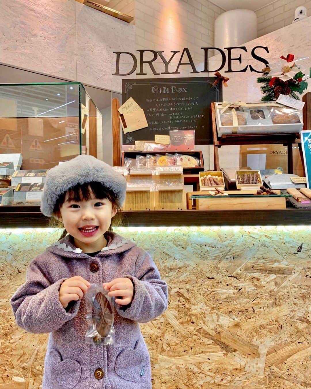 こままりえさんのインスタグラム写真 - (こままりえInstagram)「𝐷𝑅𝑌𝐴𝐷𝐸𝑆  子供たちと新宿ミロードで クリスマスのお買い物😊🎄✨ 特に「DRYADES （ドリュアデス）」は 娘ちゃんテンション上がりまくり👧  @dryades_chocolat は ハンドクラフトチョコレートの一つ一つが とても美しくてついつい目移り〜❤️ 森をイメージしている店内もとても可愛くて 木製雑貨ブランドHacoaプロデュースだからこそ作れる「木」のあつまり、チョコレートの「森」が 感じられる世界観に親子でうっとりでした😍🌳  今回はこちらを買ってみたよ〜↓ ・････━━━━━━━━━━━━━････・ ☑︎森のボンボン 2021コレクションをセレクト✨ シェフ渾身のボンボンショコラは 見た目もお味も食感もバラエティ豊か😌  ☑︎風景のディスク 自然の豊かさや美しさを表現している チョコレートたち✨ アーティスティックなチョコレートは ついつい写真を撮りたくなっちゃう📷💫 ・････━━━━━━━━━━━━━････・  美味しかったから 今度違う種類も食べてみよっと🤤❤️ 女子の買い物は長いから← 弟くんは疲れたようです😅 7枚目の顔…ごめんよ😂🙏  #DRYADES #ドリュアデス #チョコレート #チョコ #hacoa #ハコア #森のボンボン #ボンボンショコラ #ハンドクラフト #ハンドクラフトチョコレート #2021チョコレート #チョコレートファクトリー #パティシエ #新宿ミロード #モザイク通り #新宿スイーツ #スイーツ巡り #チョコ好き #チョコレート好き #チョコレート好きな人と繋がりたい﻿ #東京チョコレート ﻿#東京ショコラ﻿ #姉弟 #娘ちゃんの成長記録 #3歳7ヶ月 #弟くんの成長記録 #1歳7ヶ月」12月22日 20時07分 - komamarie