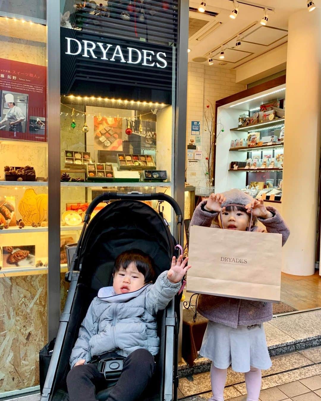 こままりえさんのインスタグラム写真 - (こままりえInstagram)「𝐷𝑅𝑌𝐴𝐷𝐸𝑆  子供たちと新宿ミロードで クリスマスのお買い物😊🎄✨ 特に「DRYADES （ドリュアデス）」は 娘ちゃんテンション上がりまくり👧  @dryades_chocolat は ハンドクラフトチョコレートの一つ一つが とても美しくてついつい目移り〜❤️ 森をイメージしている店内もとても可愛くて 木製雑貨ブランドHacoaプロデュースだからこそ作れる「木」のあつまり、チョコレートの「森」が 感じられる世界観に親子でうっとりでした😍🌳  今回はこちらを買ってみたよ〜↓ ・････━━━━━━━━━━━━━････・ ☑︎森のボンボン 2021コレクションをセレクト✨ シェフ渾身のボンボンショコラは 見た目もお味も食感もバラエティ豊か😌  ☑︎風景のディスク 自然の豊かさや美しさを表現している チョコレートたち✨ アーティスティックなチョコレートは ついつい写真を撮りたくなっちゃう📷💫 ・････━━━━━━━━━━━━━････・  美味しかったから 今度違う種類も食べてみよっと🤤❤️ 女子の買い物は長いから← 弟くんは疲れたようです😅 7枚目の顔…ごめんよ😂🙏  #DRYADES #ドリュアデス #チョコレート #チョコ #hacoa #ハコア #森のボンボン #ボンボンショコラ #ハンドクラフト #ハンドクラフトチョコレート #2021チョコレート #チョコレートファクトリー #パティシエ #新宿ミロード #モザイク通り #新宿スイーツ #スイーツ巡り #チョコ好き #チョコレート好き #チョコレート好きな人と繋がりたい﻿ #東京チョコレート ﻿#東京ショコラ﻿ #姉弟 #娘ちゃんの成長記録 #3歳7ヶ月 #弟くんの成長記録 #1歳7ヶ月」12月22日 20時07分 - komamarie